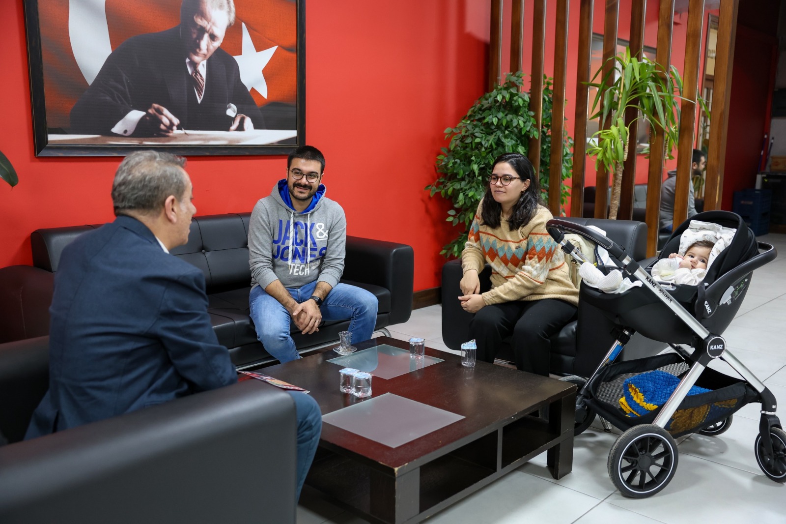 Teoman Bebegin Ailesinden Baskan Yetiskine Tesekkur Ziyareti 630982 26Be7B41Ccbaff129B486B60Bcf4E8A7