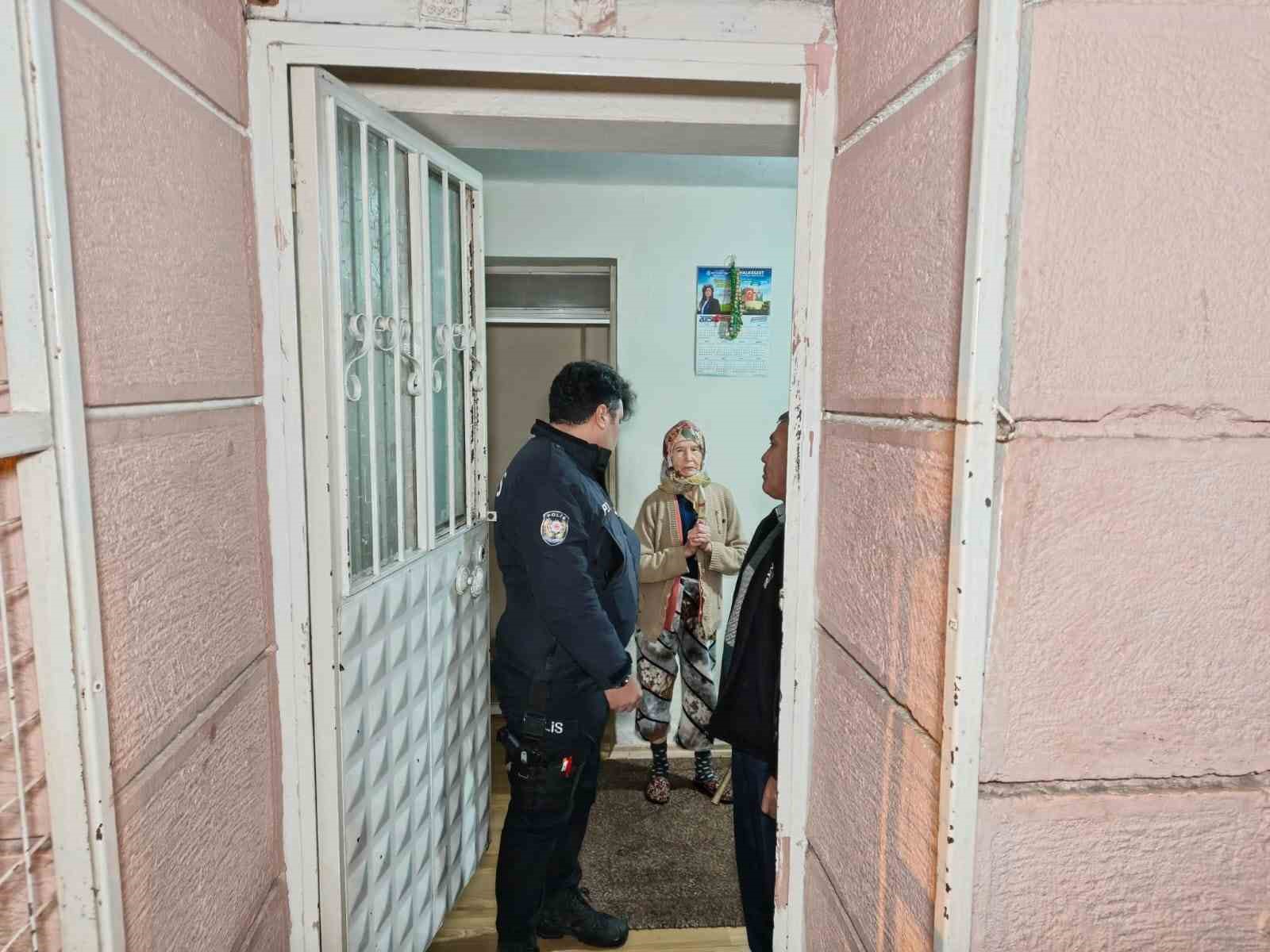 Yeni Yila Balkonda Mahsur Kalarak Girdi Dba2Ee321D4076A97C2D6Ed92D25B521