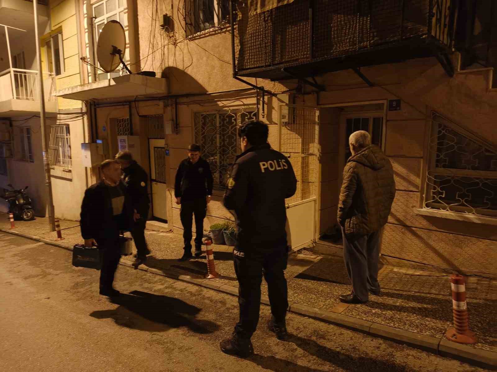 Yeni Yila Balkonda Mahsur Kalarak Girdi E899Cd88A42F293900Ccff8F02Ae81C1