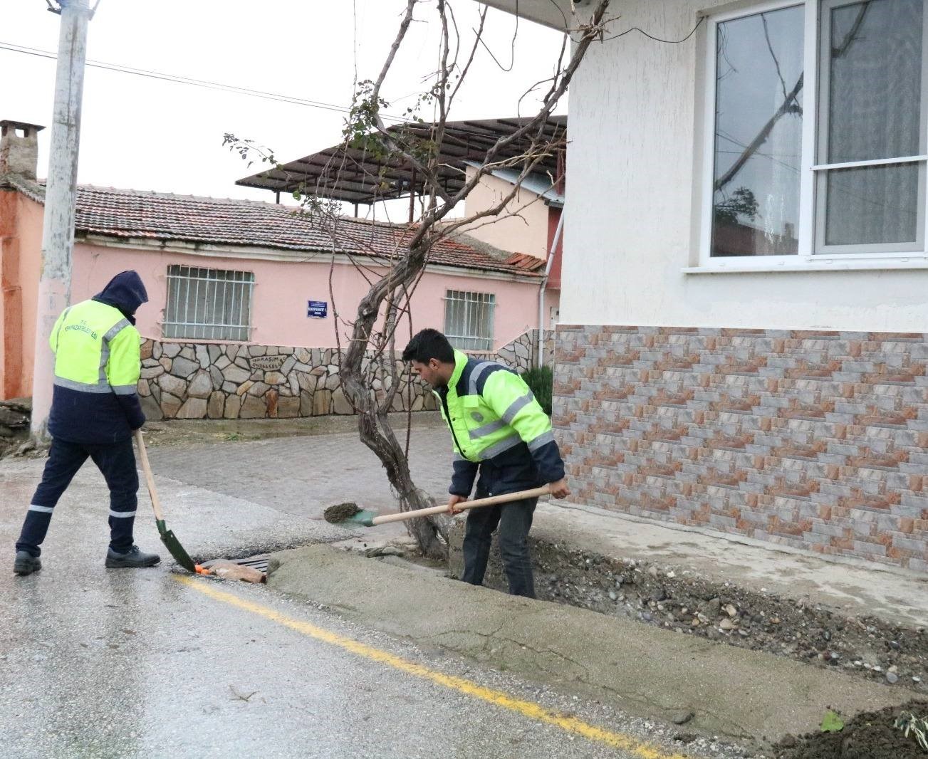 Yenipazarda Belediye Ekipleri Sahaya Indi 10073F043C842Ede99Be56Be6D469Cc6