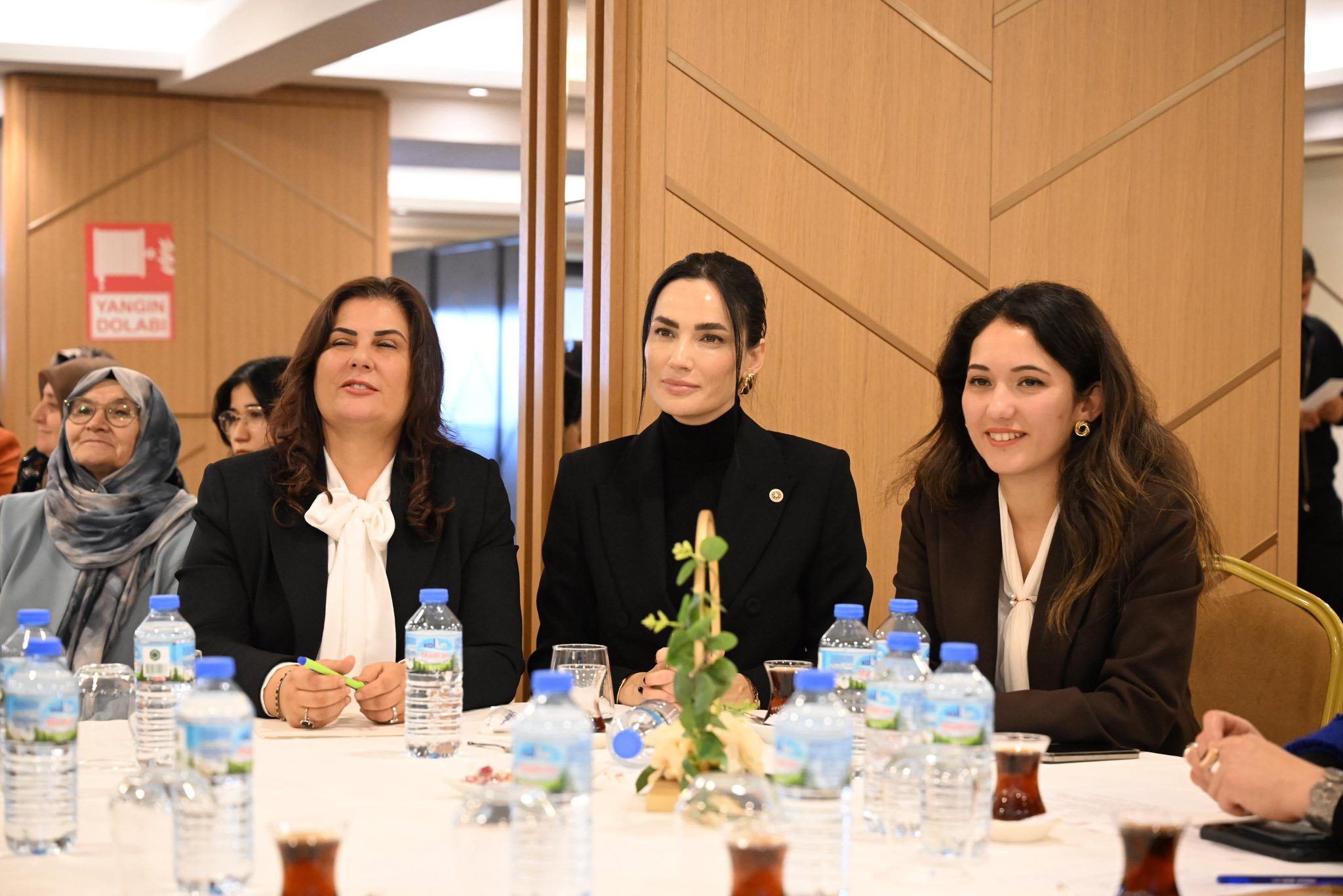 Ak Kadinlardan Koklerden Gelecege Calistayi Duzeltme 635497 736264Df64Dc41F86557F0Efafe697B8