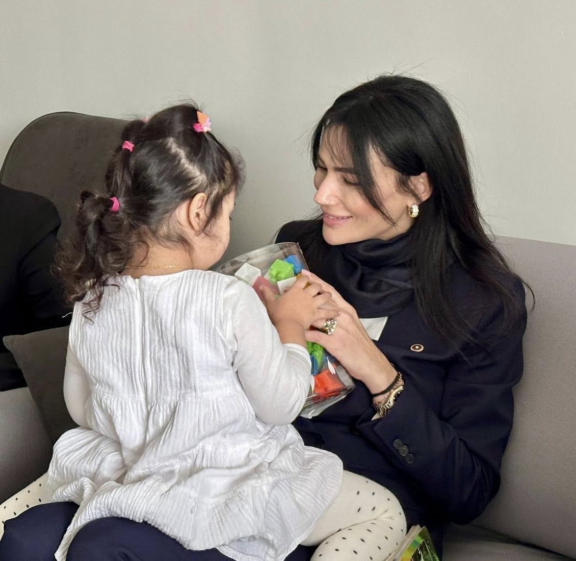 Ak Partili Saribastan Ailesini Kaybeden Minik Betule Ziyaret 636348 53Beb4B5B01A4Ad06Aea658909Bab039