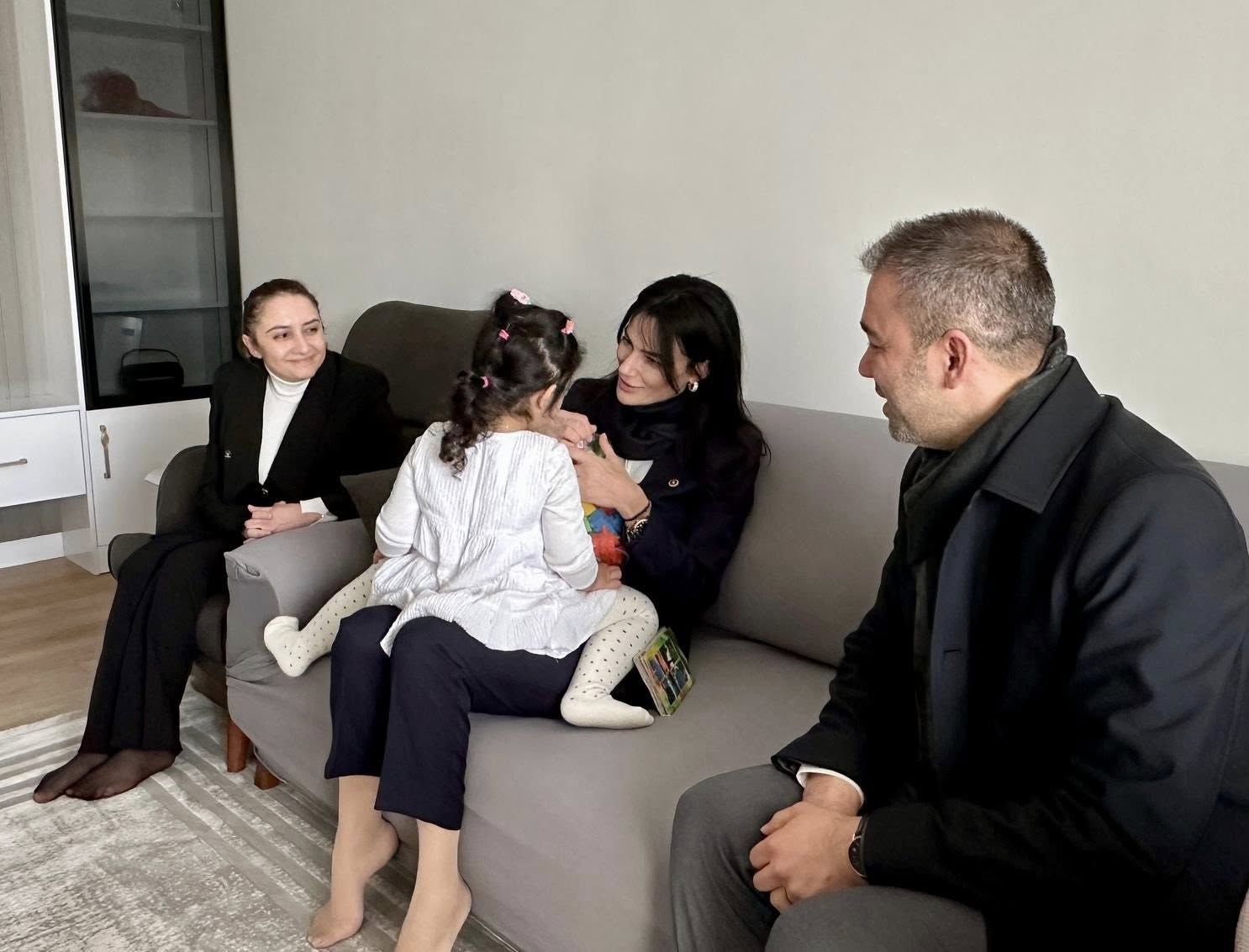 Ak Partili Saribastan Ailesini Kaybeden Minik Betule Ziyaret 636348 Fd37Cf518Eff181B2838Dc00B6Bf34D9