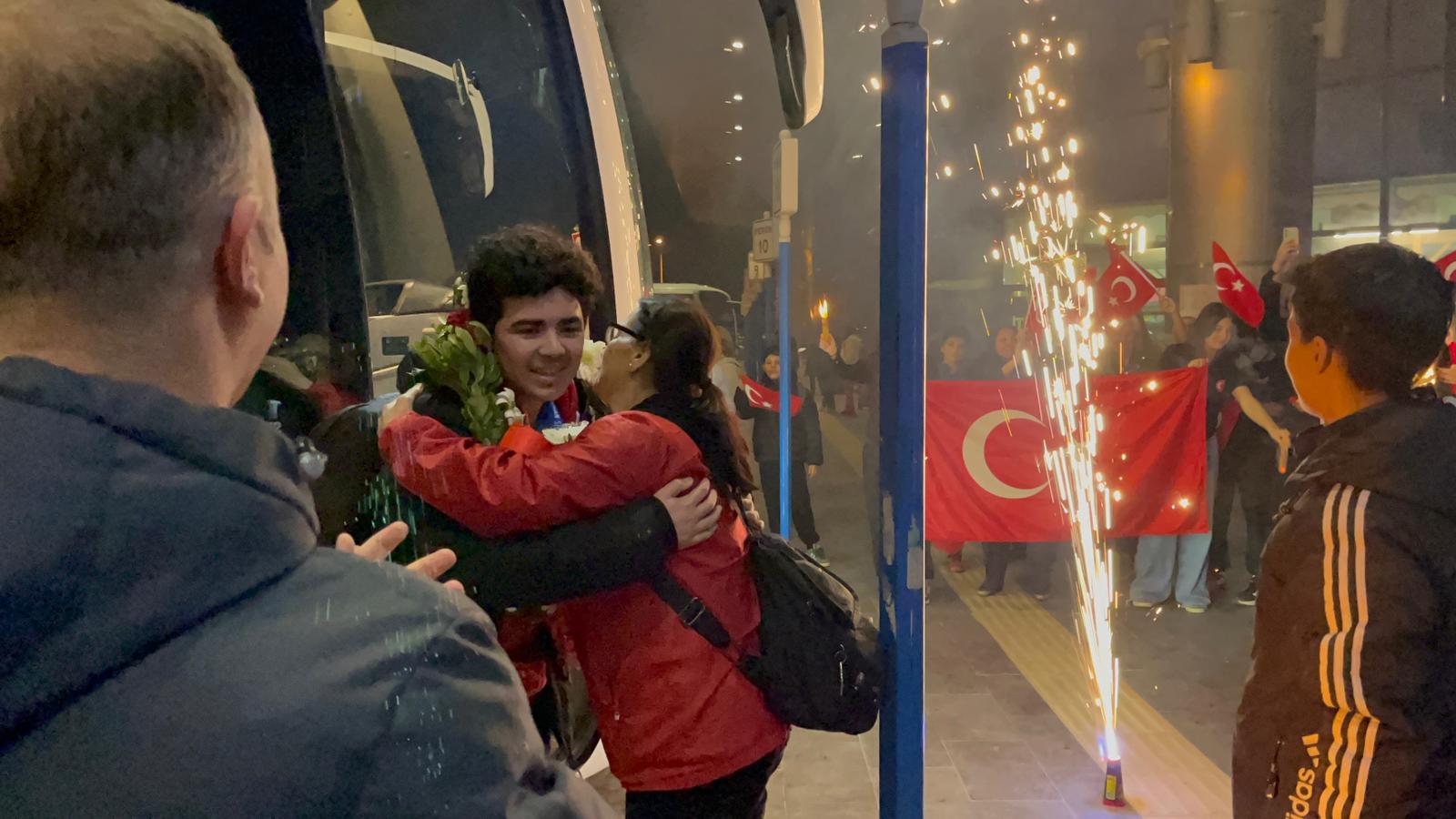 Avrupa Fatihine Coskulu Karsilama 639794 59A42A6Bcdc21Ba0937B3496Edddc038