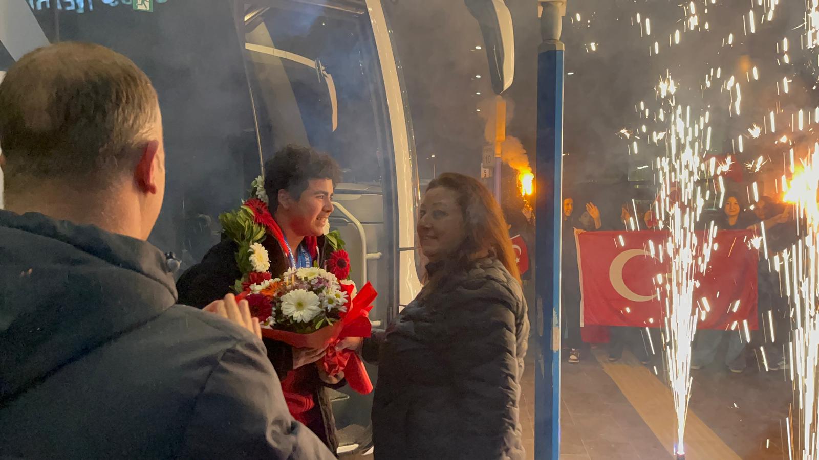 Avrupa Fatihine Coskulu Karsilama 639794 Fa6225864D7Fe44Dee72597Dca2Ded37