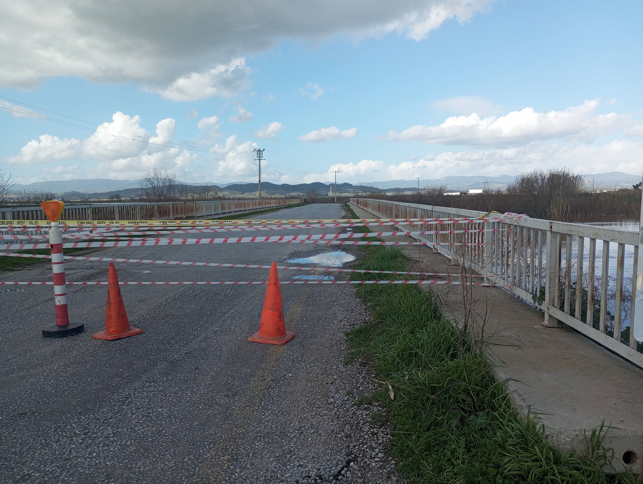 Aydinda Buyuk Menderes Tasti Yol Trafige Kapandi 636950 Ff4C57Cc11C55F4Fd67F493Cf710Bc2A