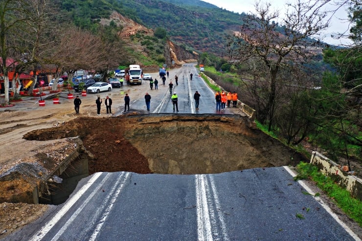 Aydinda Coken Yol Meclis Gundeminde 636757 A72260Db795052C4Cfeadc8461078A6D