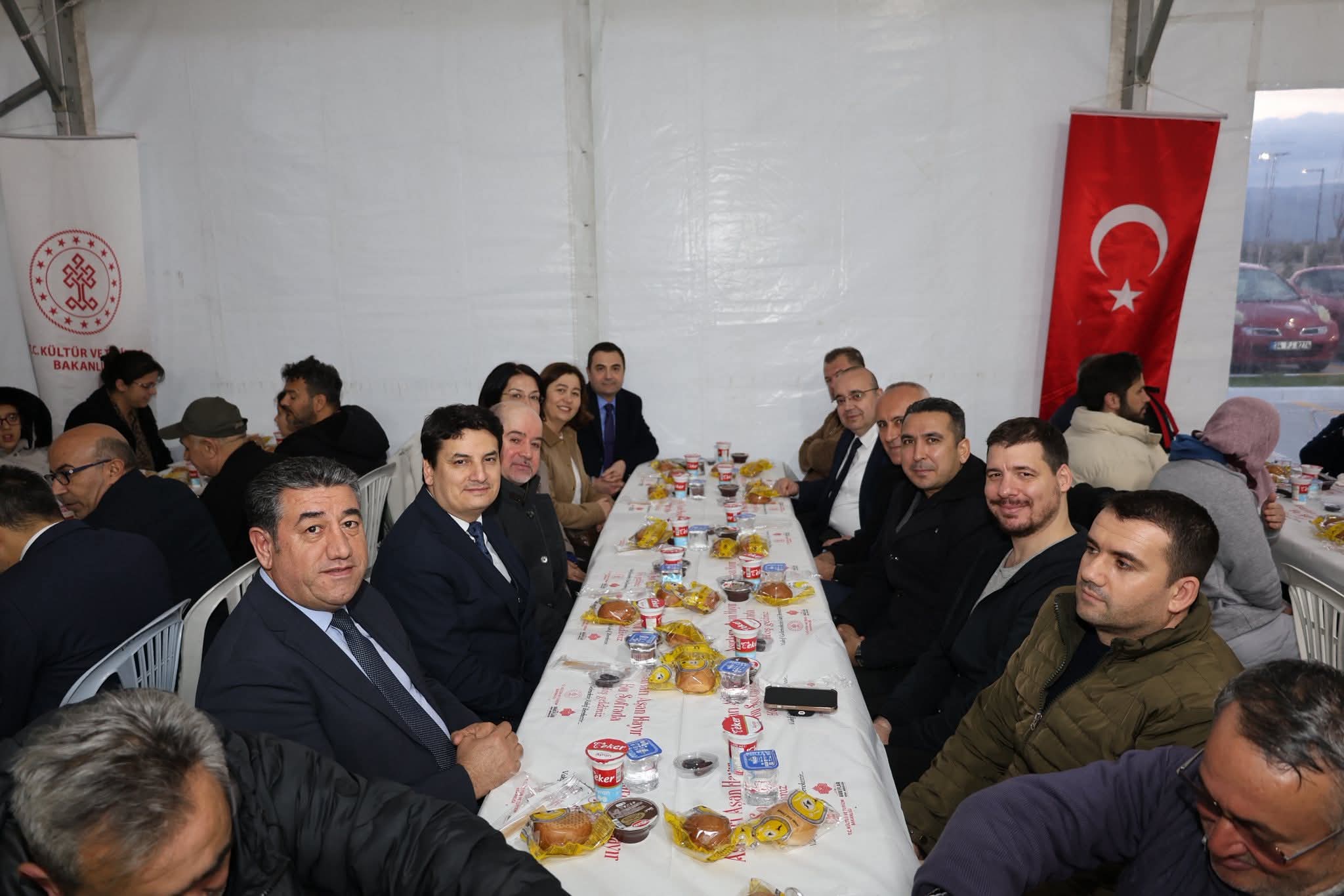 Aydinda Protokol Uyeleri Halkla Iftar Yapti 640965 2B5E1E5E0Cb2D745C39C1D4F72F8De93