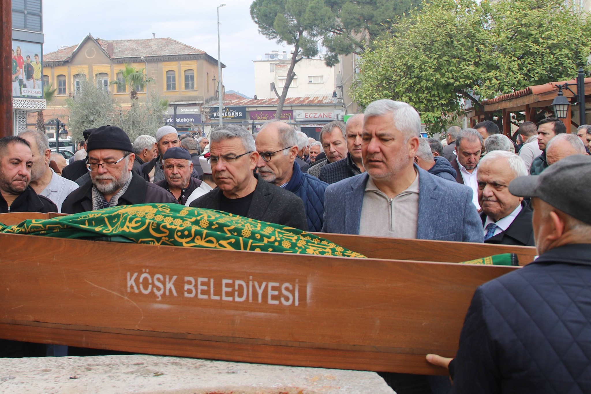 Aydinli Eski Bakanin Yegeni Son Yolculuguna Ugurlandi 641307 977Db44C687B1251899539E7700Ca3Bc