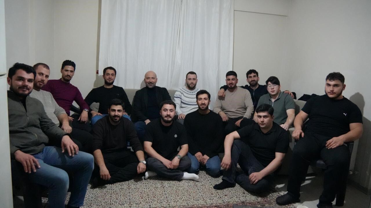 Baskan Arikan Sahurda Genclerle Bulustu Kendi Elleriyle Menemen Yapti Fe4Ed5Ec33E0D1A88F474Dc691B1D5Fa