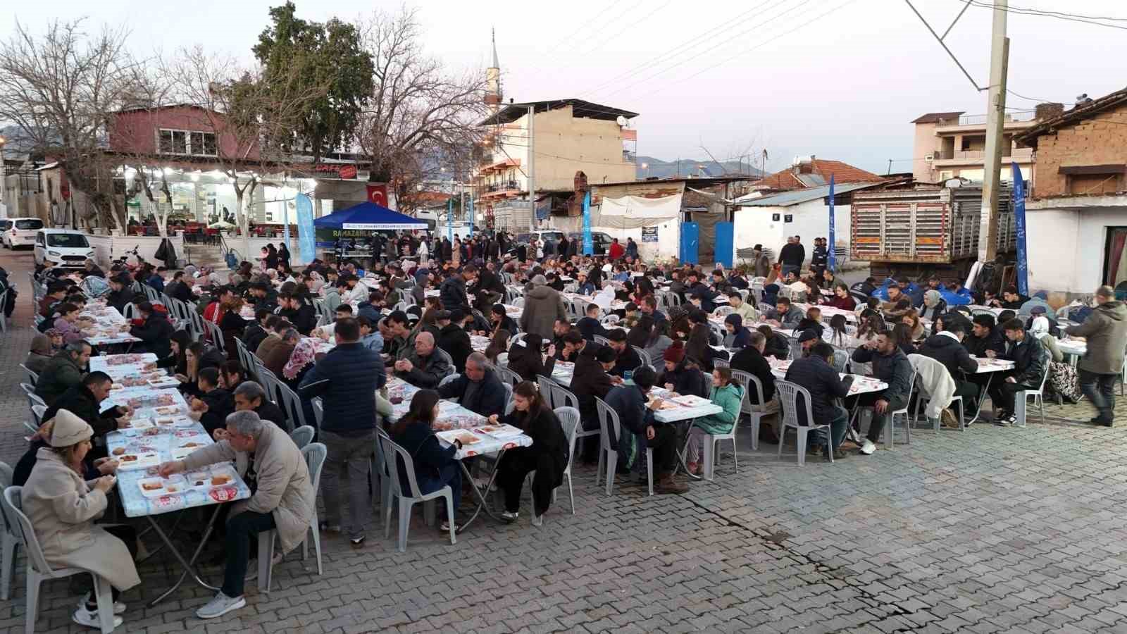Baskan Cercioglu Vatandaslari Iftar Sofrasinda Bulusturdu 16Cec1320B740D0C8A5D378Db98D962C