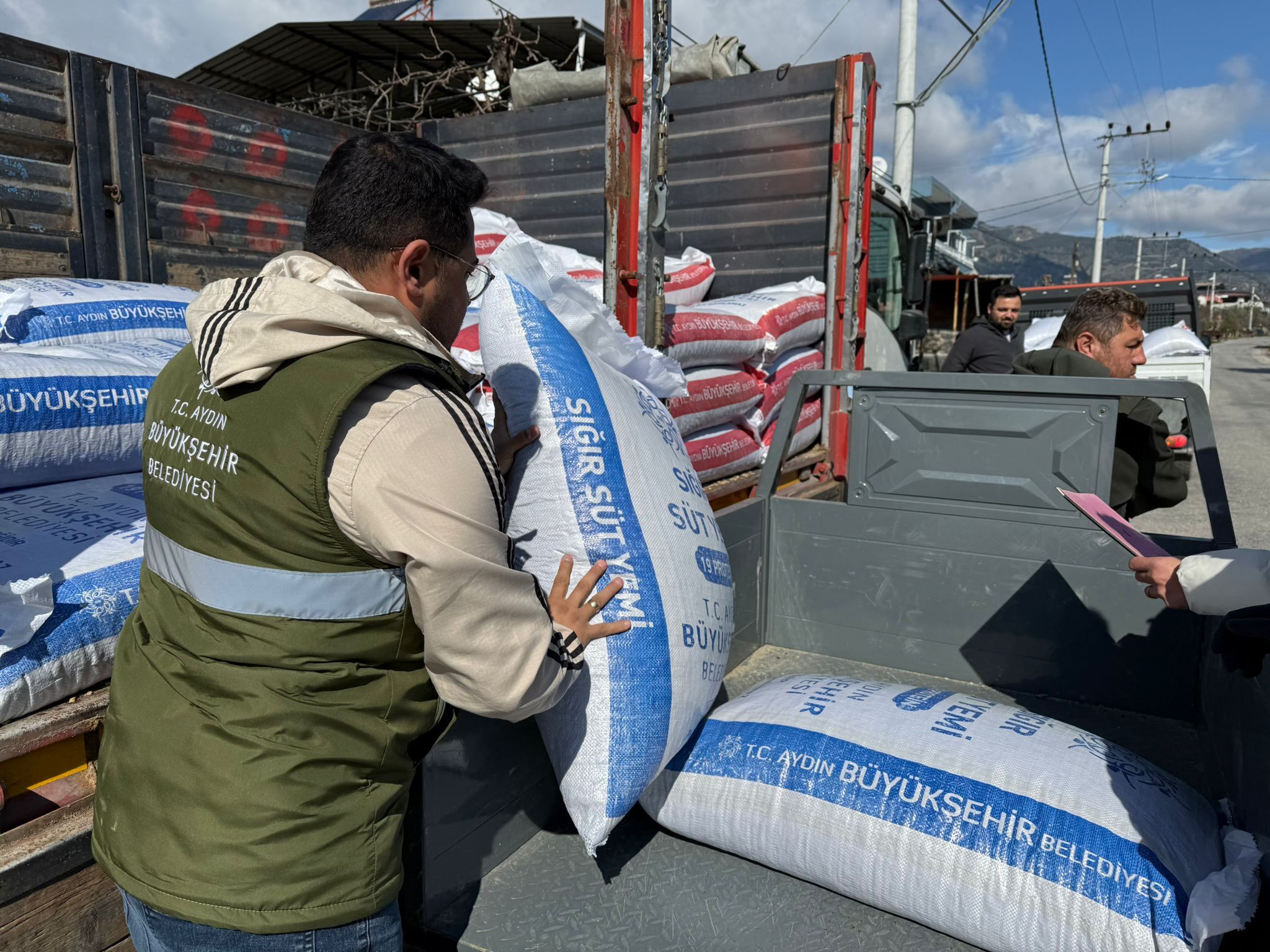 Baskan Cercioglundan Kucuk Ureticilere Yem Destegi 642840 57Ba06D340241Eede9Af96F0577Bc050