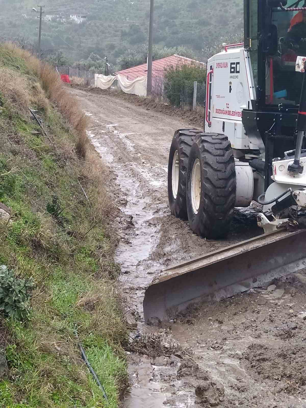 Bozdogan Belediyesi Ekipleri Saganak Yagis Sonrasi Calismalarini Surduruyor 763D4E627D5C6E8D871272Da130A9330
