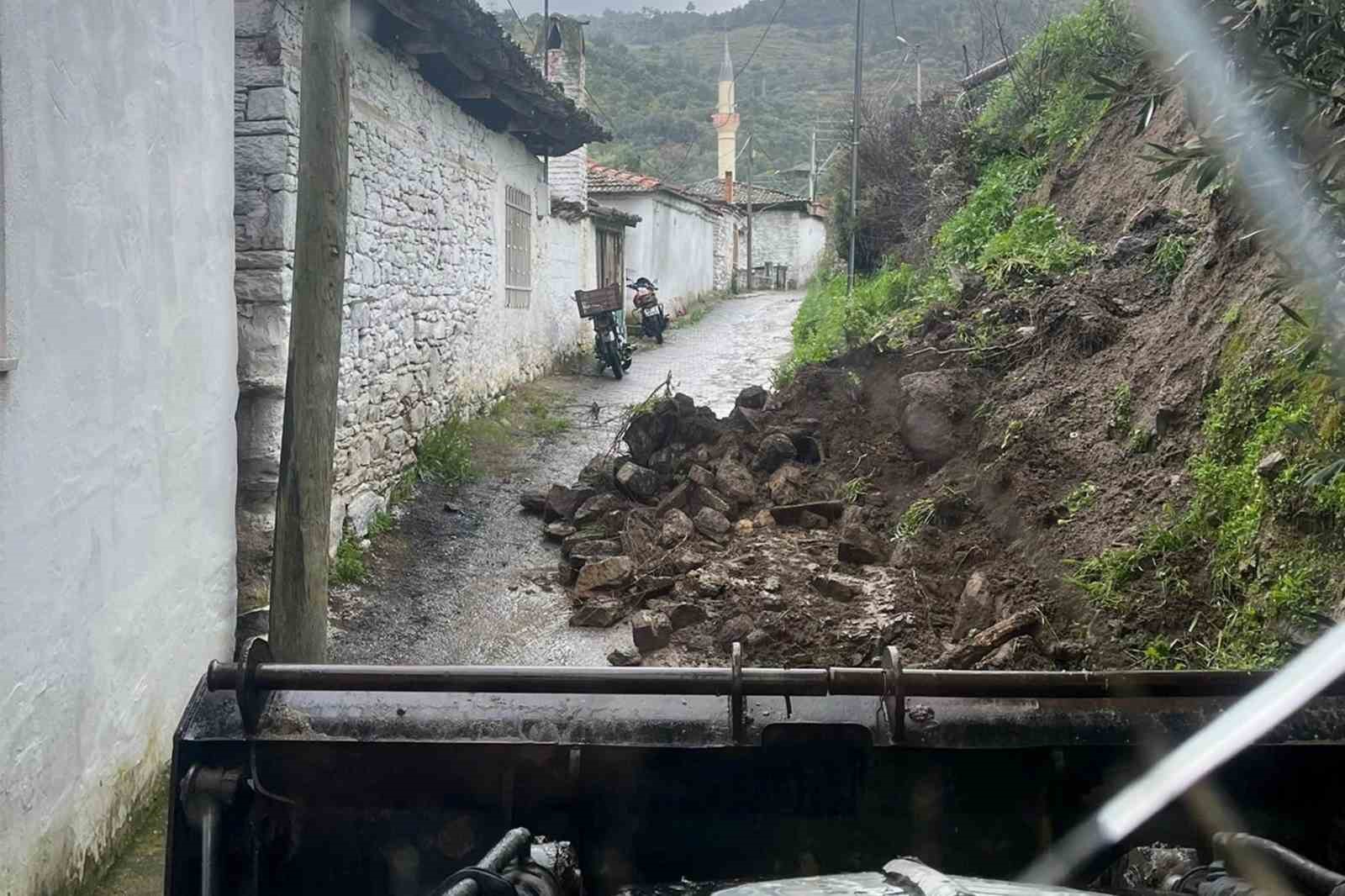 Bozdogan Belediyesi Yagis Sonrasinda Sahada C57B58045E4636E4Bc2D28061Ca9Eb88