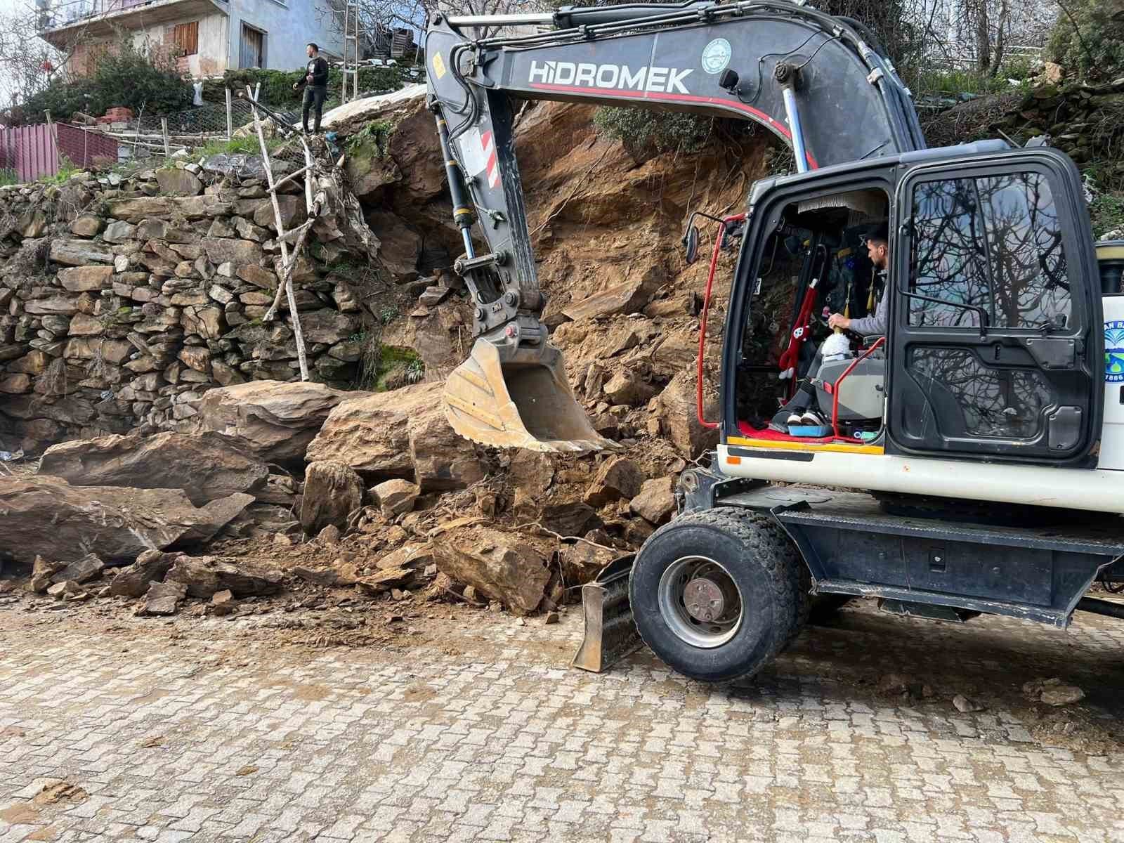 Bozdoganda Yagmur Nedeniyle Gocen Duvara Belediyeden Mudahale E646125879Bdebcdcf703Cdae6Dda86E