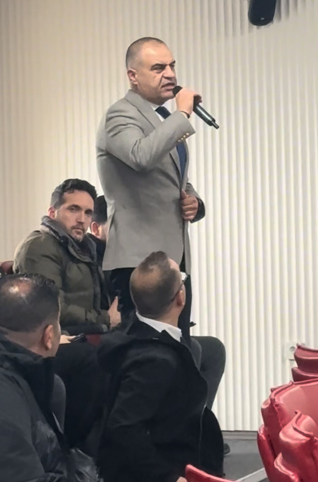 Buyuksehir Mecliste Gergin Anlar Kivraktan Ozmene Sert Tepki Telefonlarimiza Cikmiyor 638275 555A2D3B7D61C4Ed8Eabd9A4Dab5Bac2