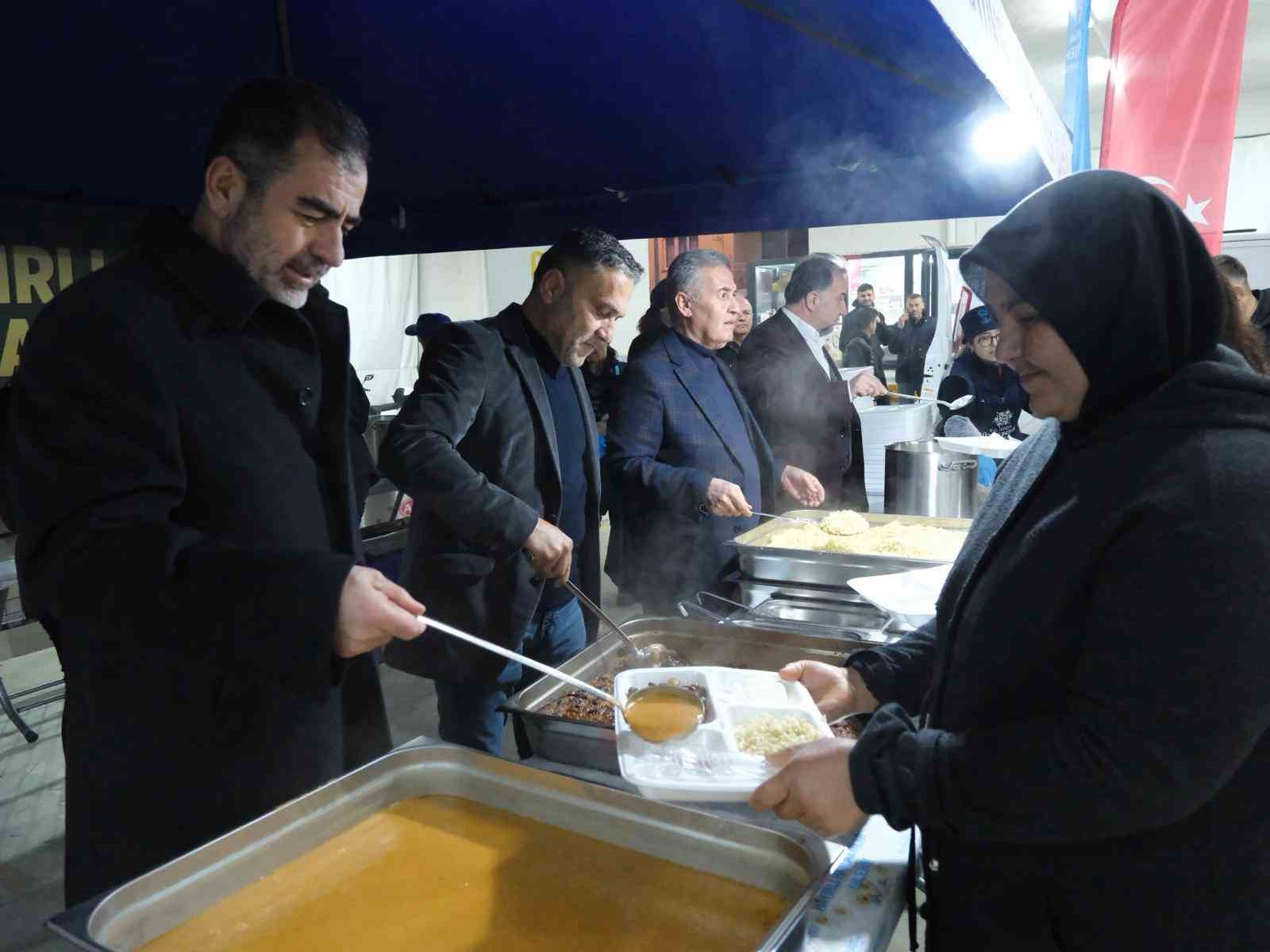 Buyuksehirin Iftar Sofrasinda Oruclar Dualarla Acildi Babdf7Bd368Dff1Cdcbf222388A10E93