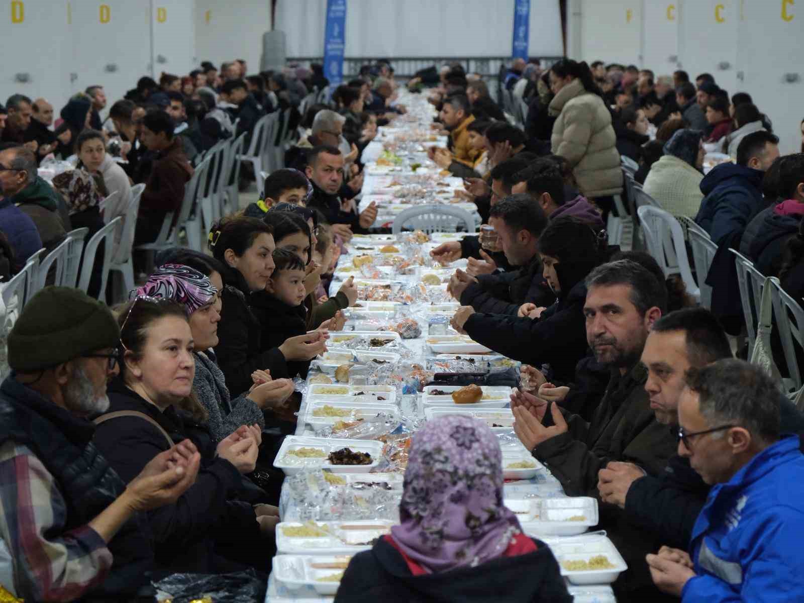 Buyuksehirin Iftar Sofrasinda Oruclar Dualarla Acildi F4E04B7B96Bf18F40F7Cc9C2D09830B1