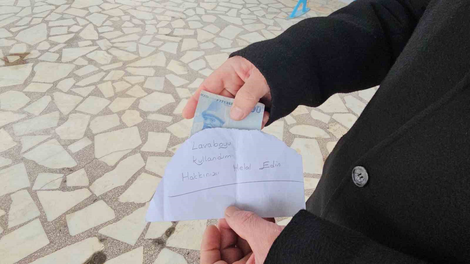 Camide Tuvaleti Kullandi Notla Birlikte Para Birakti 9Ab35F378358331D4B96F8366157Ed15