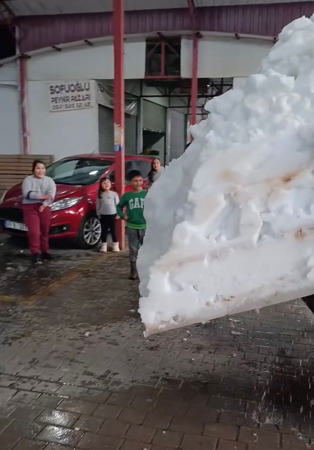 Cocuklara Traktorle Kar Tasidi Bozdoganda Ramazan Surprizi 641458 59074C098Ca945B7D3694Cbb0042Ed19