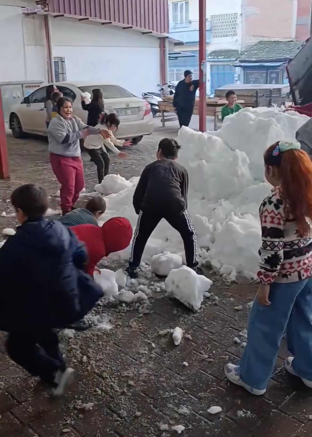 Cocuklara Traktorle Kar Tasidi Bozdoganda Ramazan Surprizi 641458 Be9Bf272Fe235816Eb7C86Fa24779257