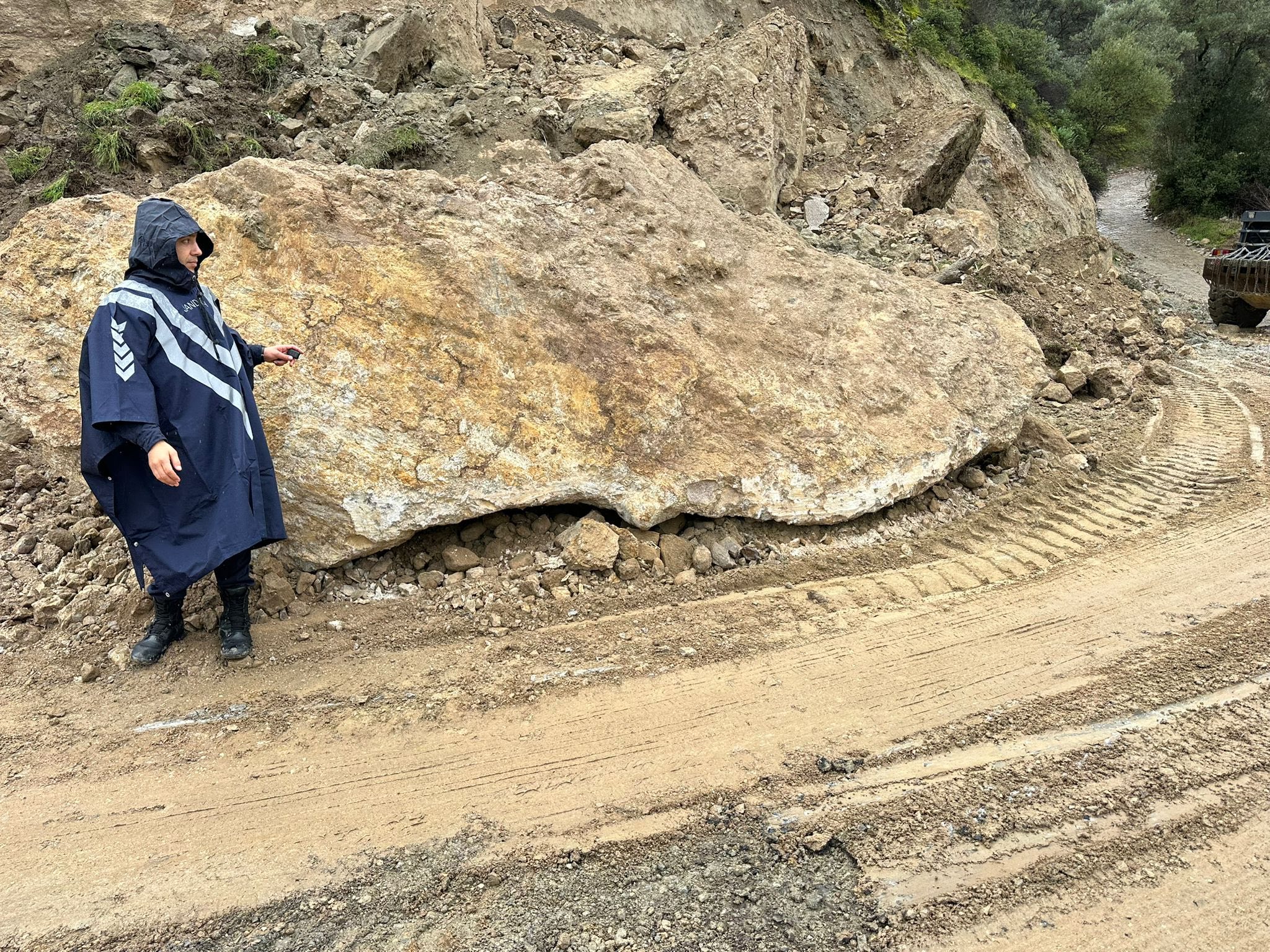 Dev Kayalar Yolu Kapatti 638688 89A3D8526C480Fc981072Ad723A3E4Ec