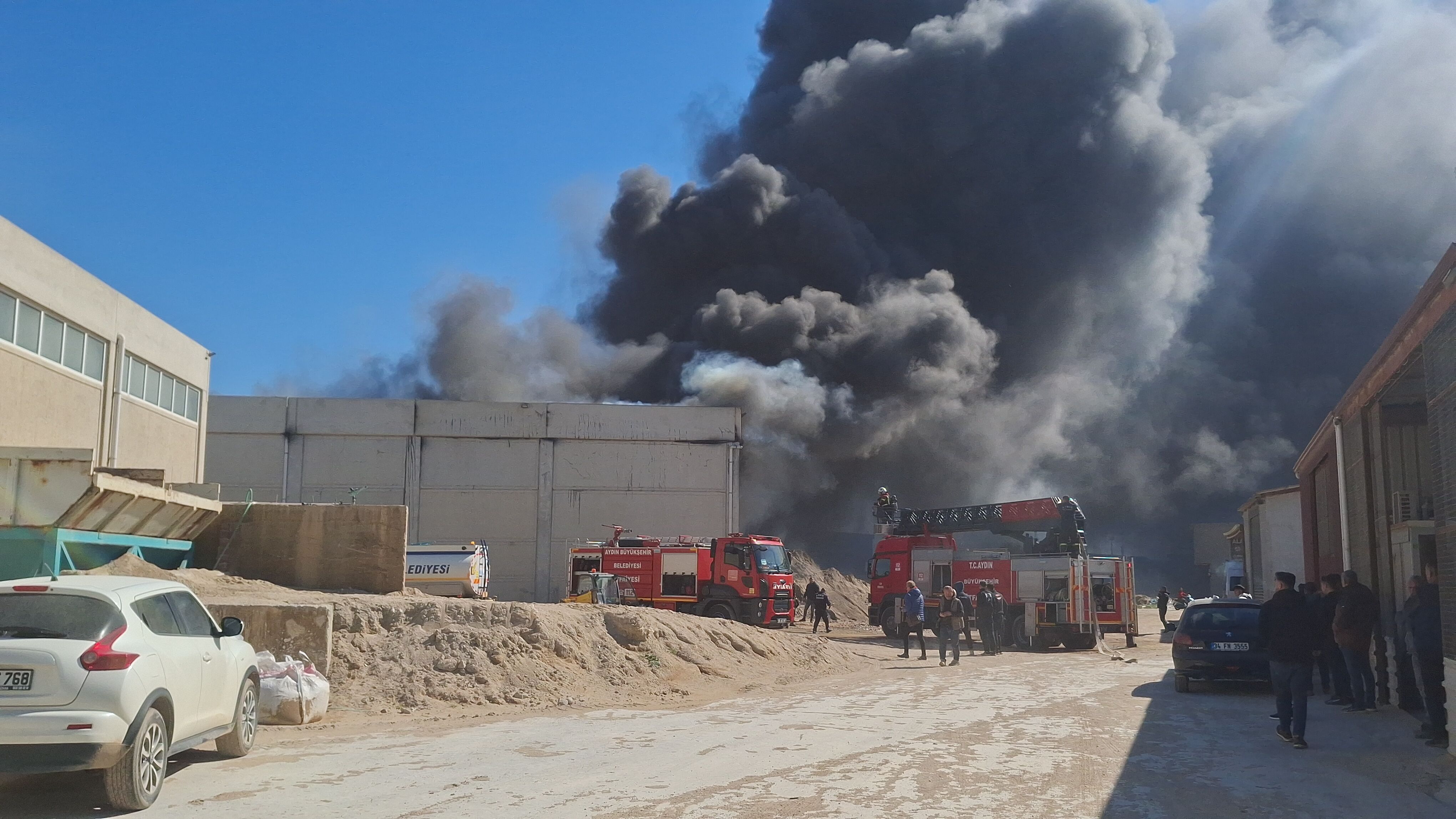 Didim Sanayisindeki Yangin Korkuttu 643159 005658De506E874616E53B40682De7D5