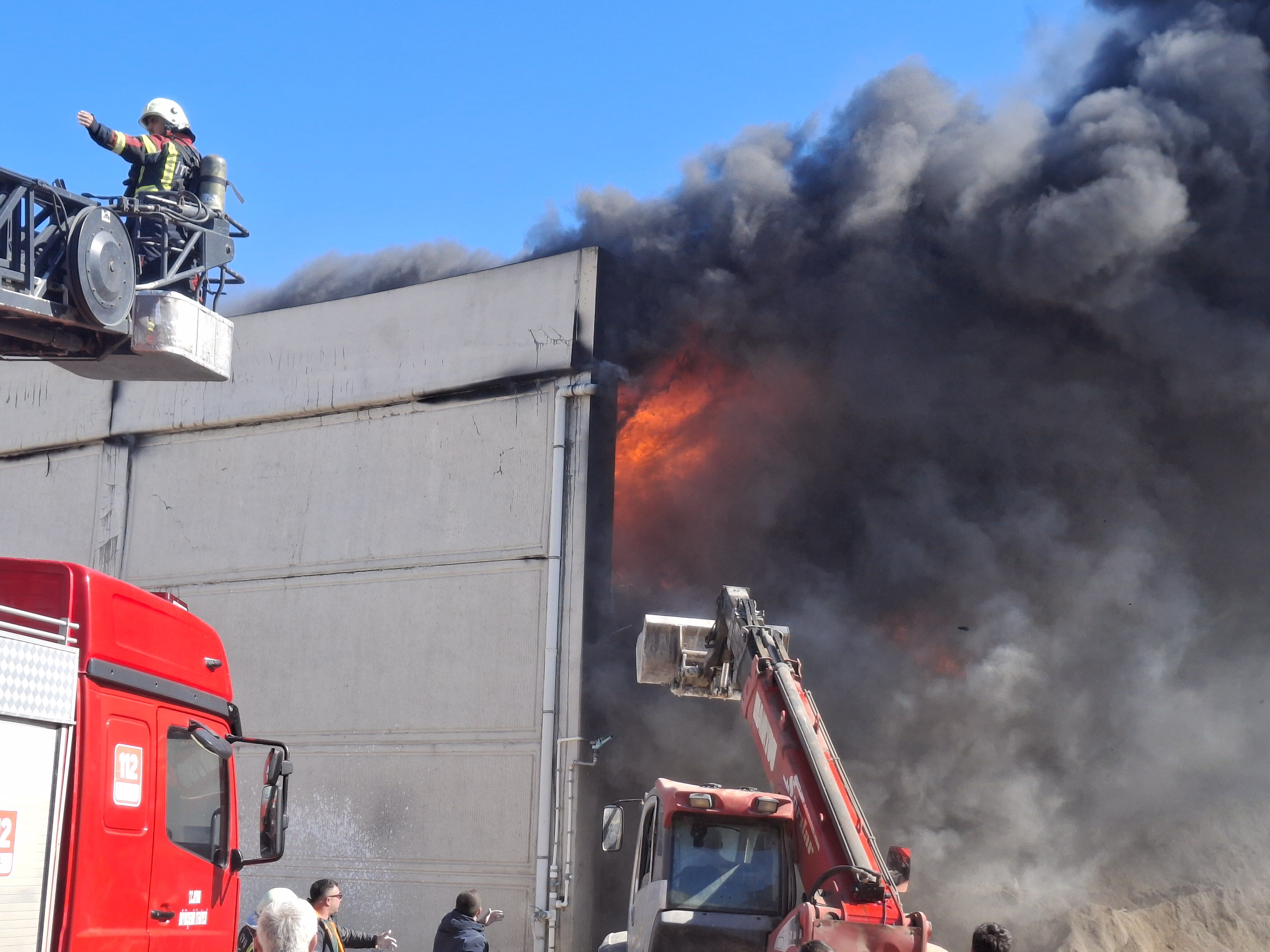 Didim Sanayisindeki Yangin Korkuttu 643159 A4C95351A3033C2334F38A30F042C0B0