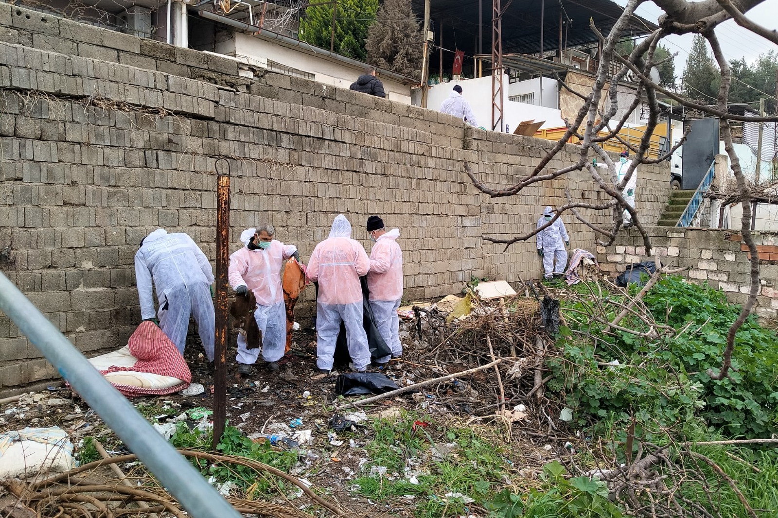 Efeler Belediyesi Cop Evleri Temizliyor 13 Kamyon Cop Cikartildi 636561 0C9A440187C92F448F768Ce8C4D93Dac