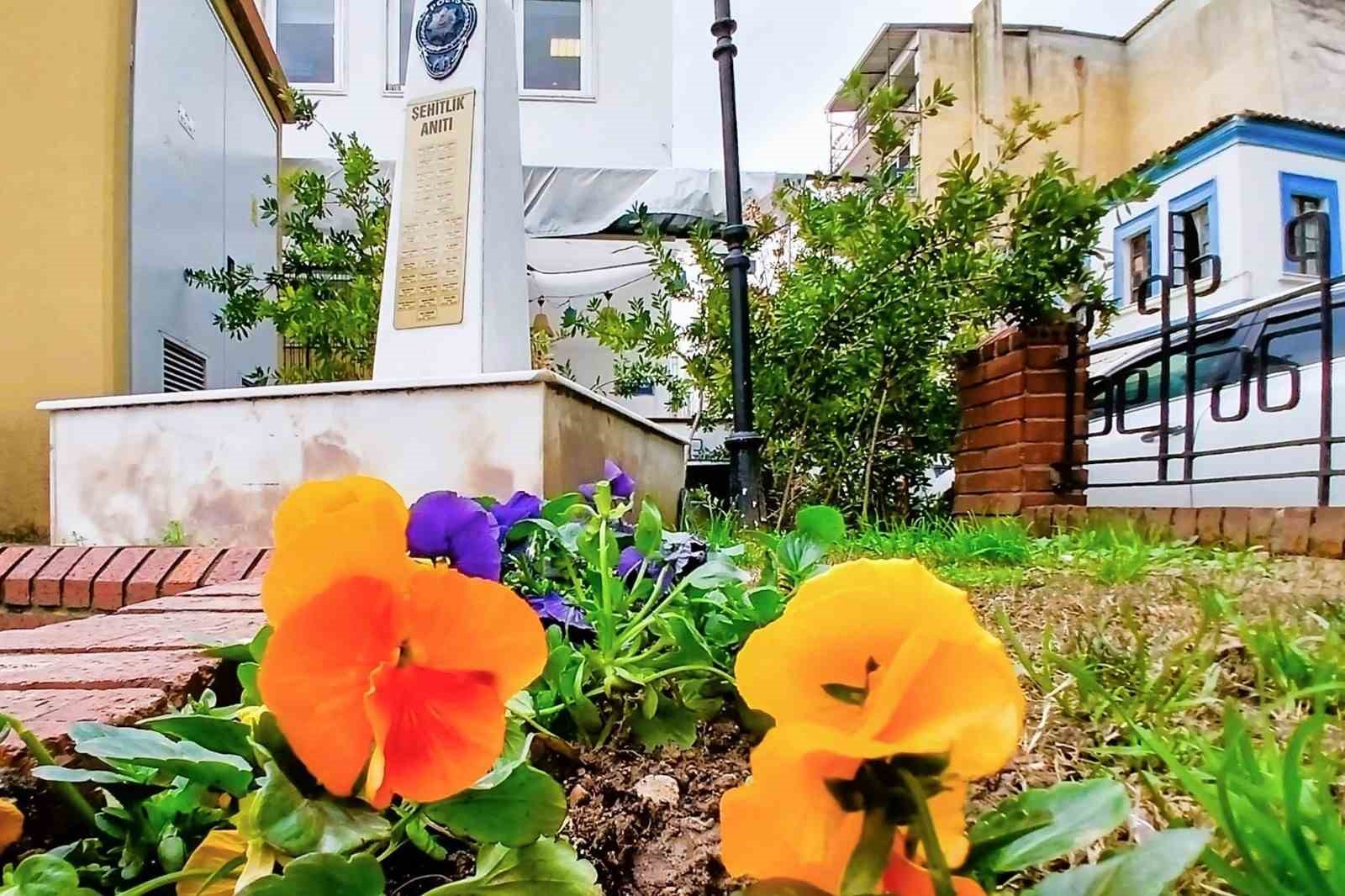 Efeler Belediyesinden Cicek Duzenlemesi Ae8E5440Ee264403F6C4443F35Fa17Df