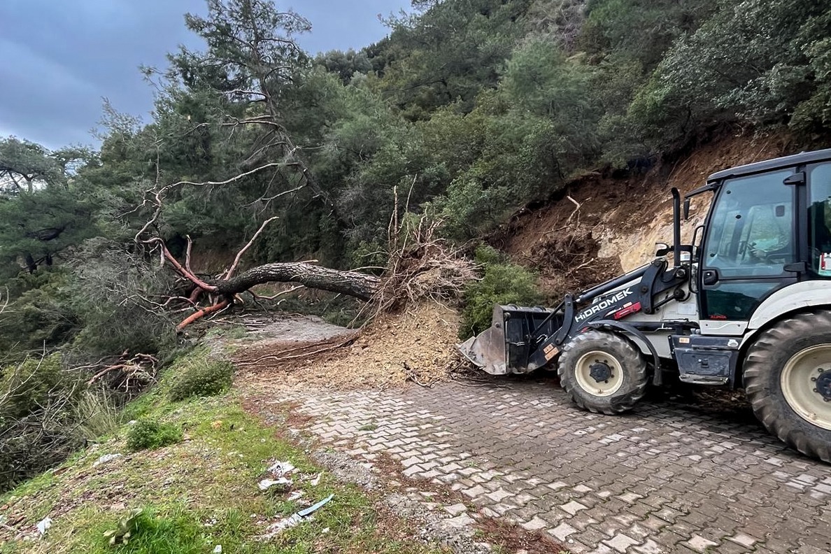 Efeler Belediyesinden Yagis Sonrasi Yollara Hizli Mudahale 640204 4738E09224284Bf0220149659E7D22B0