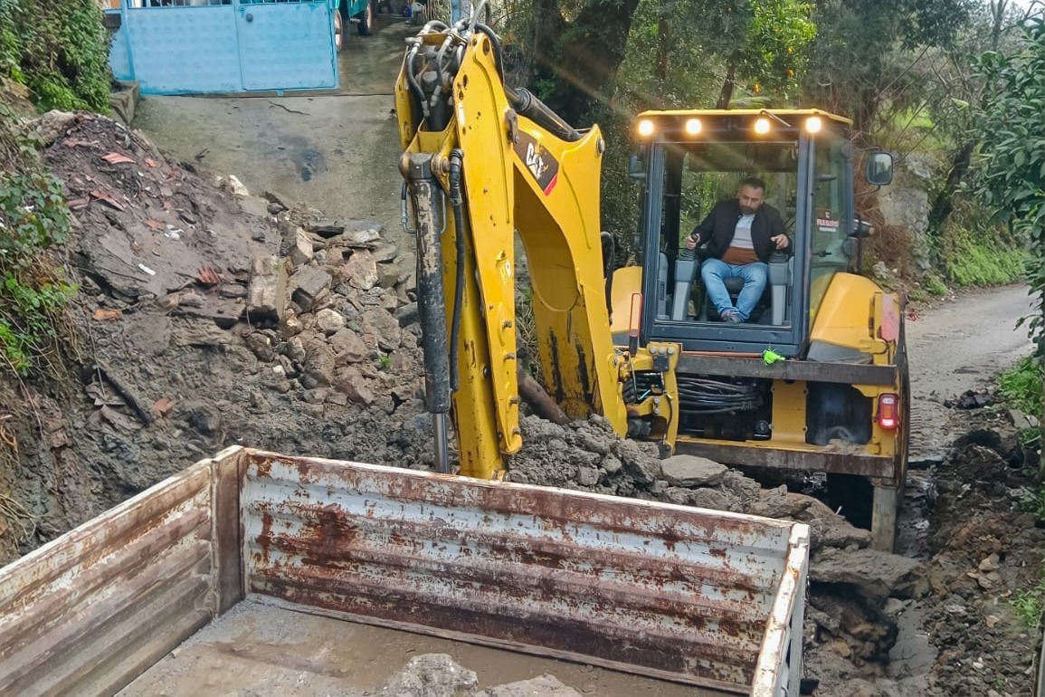 Efeler Belediyesinden Yagis Sonrasi Yollara Hizli Mudahale 640204 D7Dd22764207Af7053De4478092C6A9B