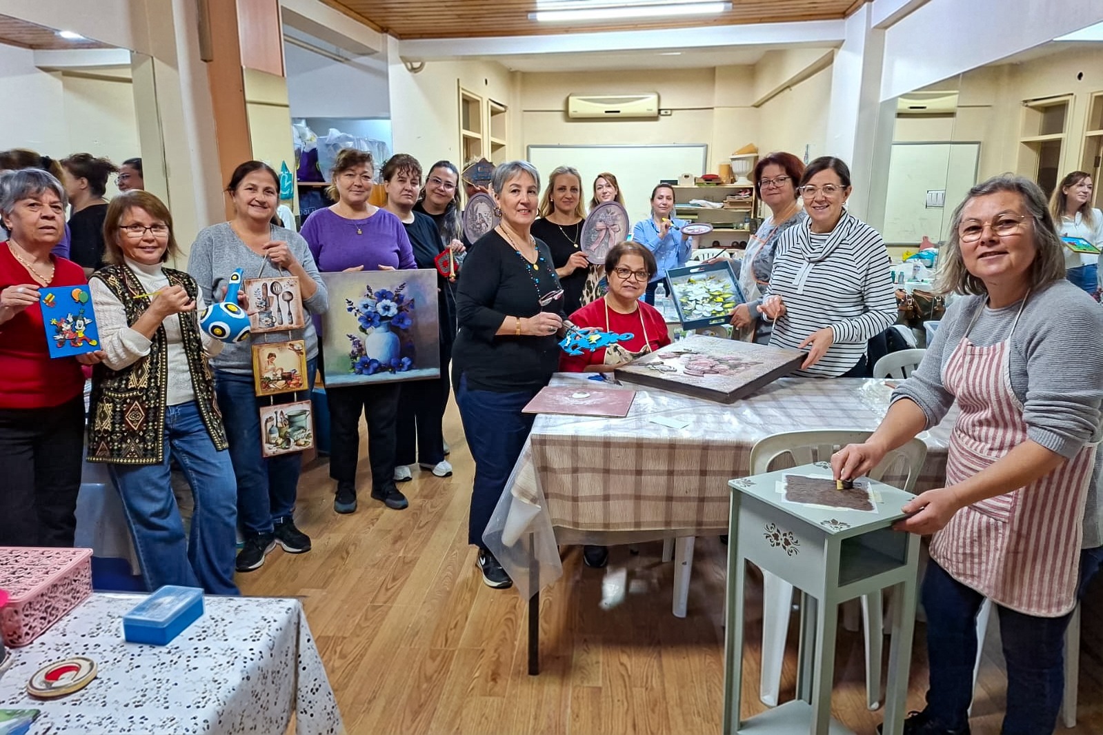 Efelerde Kadinlar Ureterek Gucleniyor 638671 668C1D9D2777Eb03349Af23168Ed49Eb