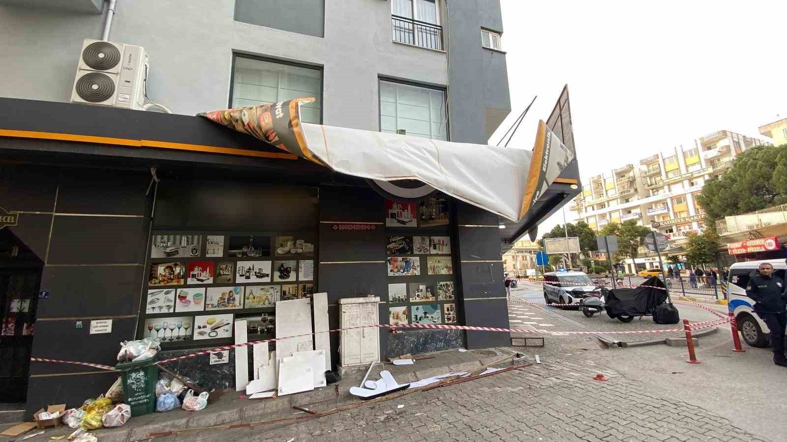 Efelerde Siddetli Ruzgar Tabelalari Kopardi Is Yerlerinde Hasar Olustu 83E0F177Ffb2E1Ce6549Dee060472421