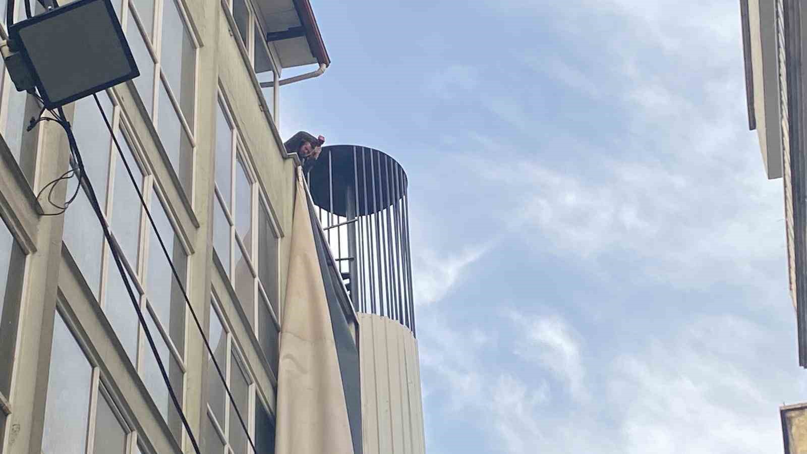 Efelerde Siddetli Ruzgar Tabelalari Kopardi Is Yerlerinde Hasar Olustu 8D7F227Fcc6972F9E66Cbaa99Fec46Dc