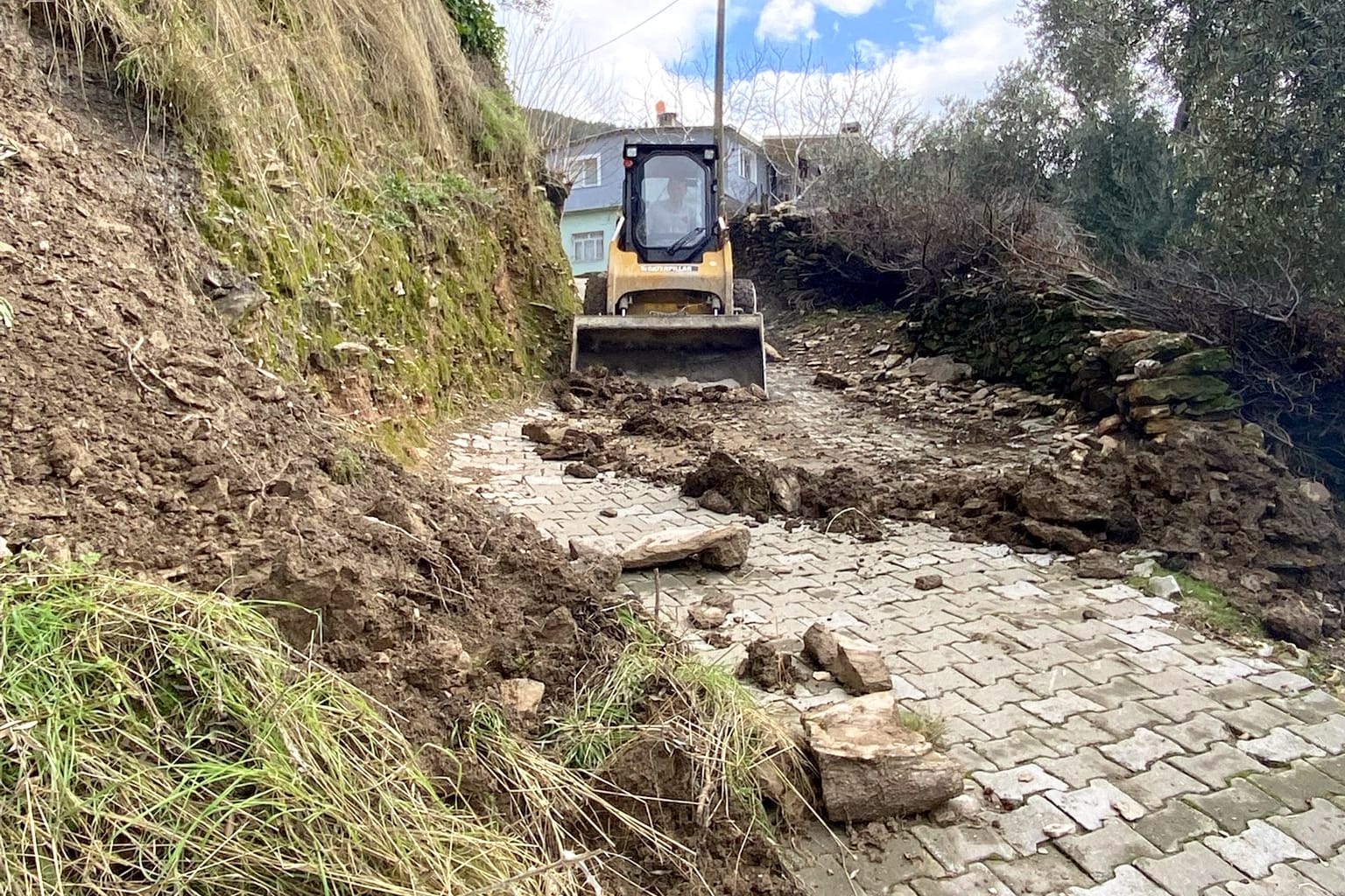 Efelerden Kapanan Yollara Aninda Mudahale 639475 Fa0784872Ede8556D942785B6Fe11057