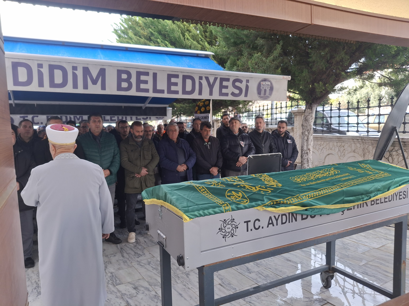 Gazeteci Ozden Son Yolculuguna Ugurlandi 641131 E2E2078550194E1053Cdbd835Ee2A02B