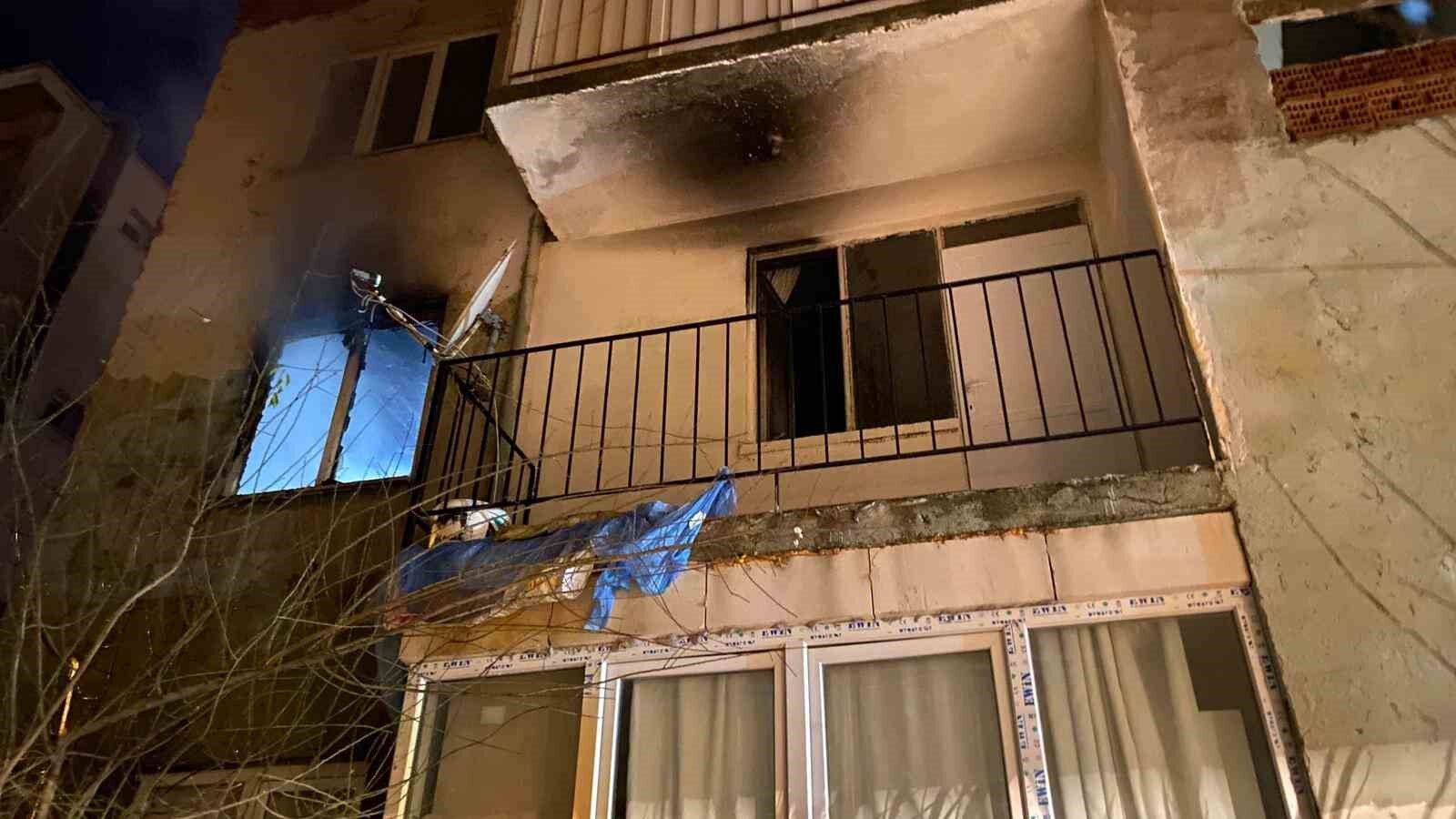 Gece Yarisi Evden Alevler Yukseldi Mahalleli Sokaga Dokuldu A237F3B8498B8394Ef9Ca33Eea93Acef