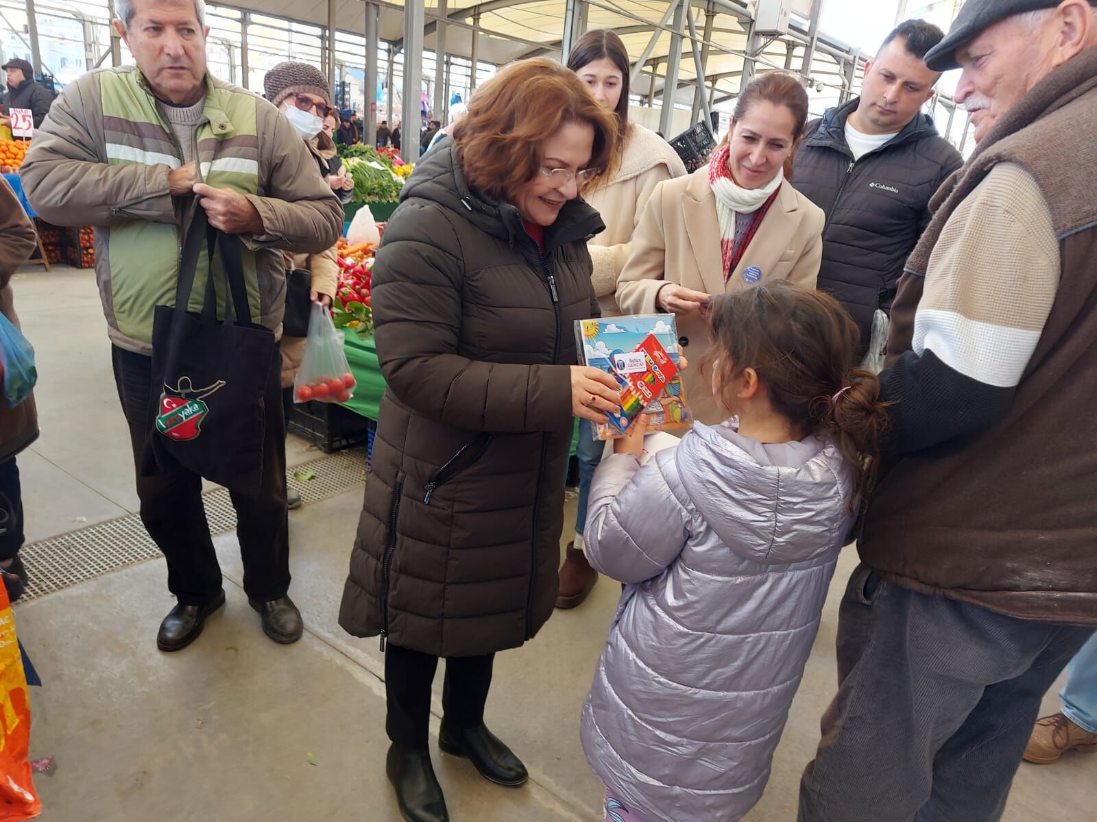 Gencay Baharin Mujdecisi Bileklikleri Halka Dagitti 643167 315Cda8184D6A09E37F3Be30C1De299D