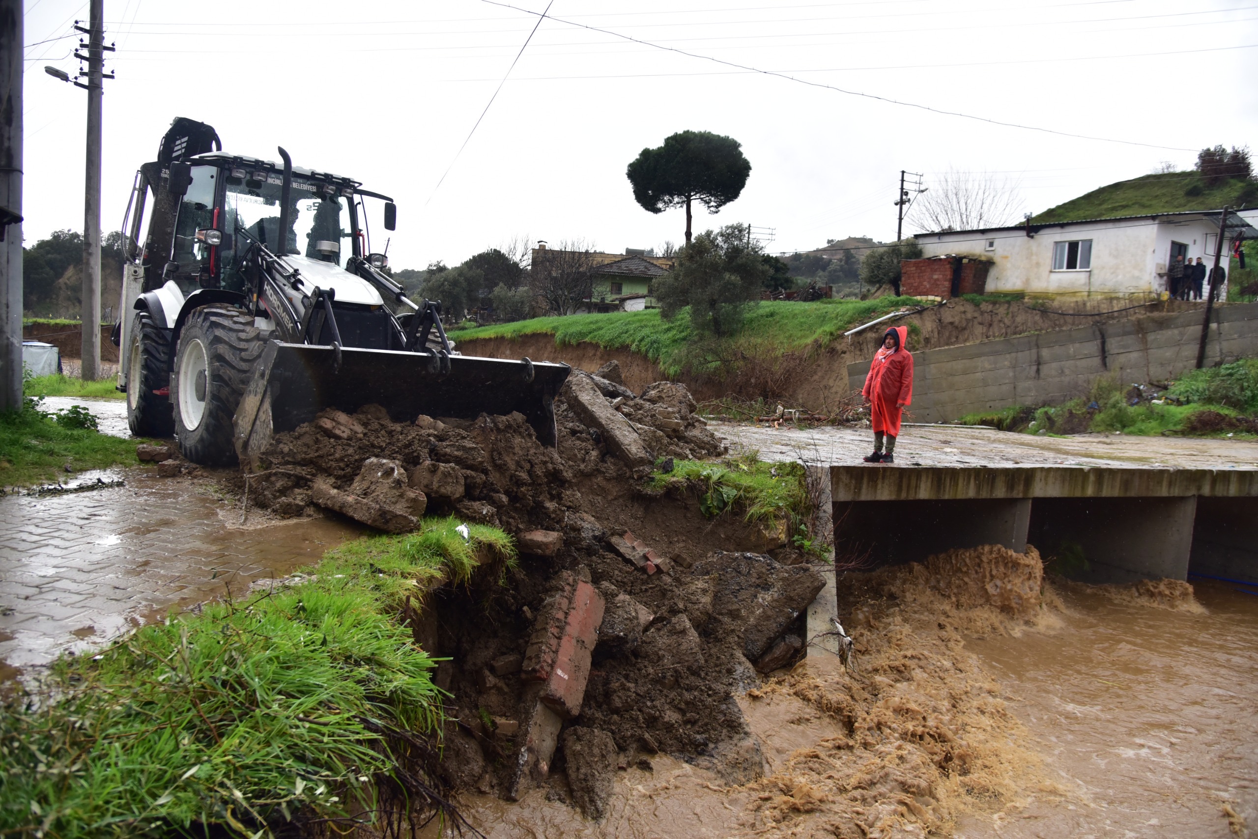 Incirliova Belediyesi Sahada Ekipler Araliksiz Calisiyor 638653 F470916D2F897C4C600337139A40B4Bd