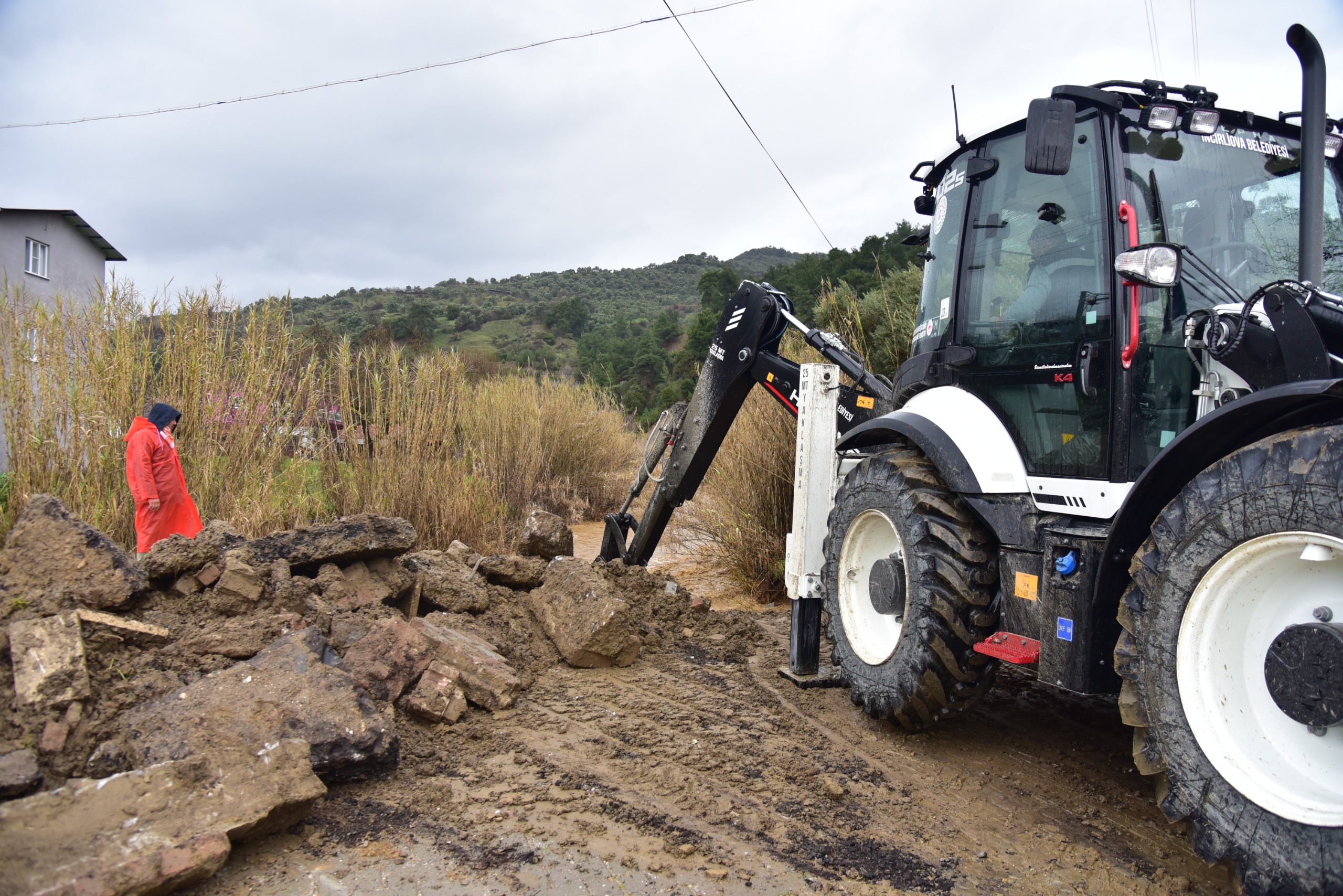 Incirliova Belediyesi Sahada Ekipler Araliksiz Calisiyor 638653 Fb32D9305Ba460Bffa3Ea65A10E63Fd2