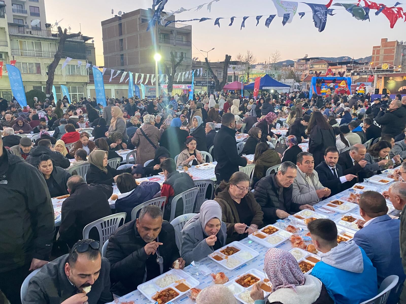 Incirliova Iftarina Yogun Ilgi Meydan Doldu Tasti 642279 2D8B0Cbc029B3F8C54F3Fc789Dfdeb41