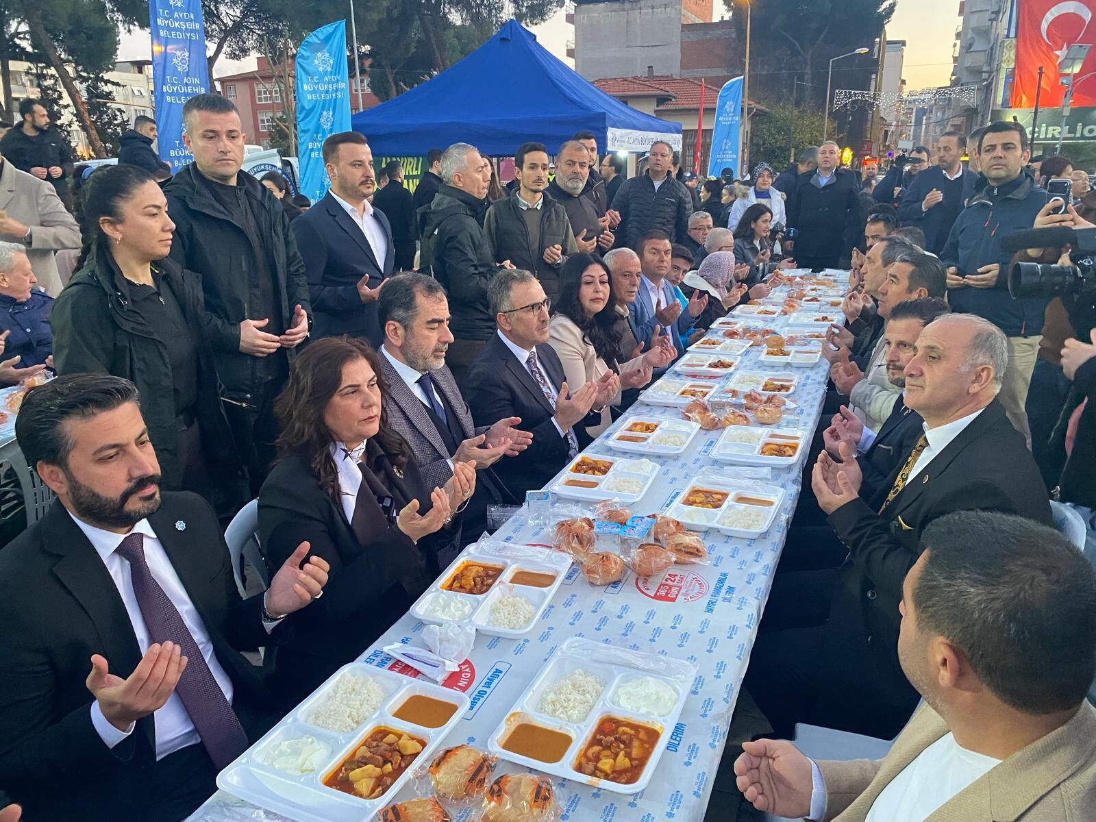 Incirliova Iftarina Yogun Ilgi Meydan Doldu Tasti 642279 A7E412E3Db6Ef065F097Fcf0F28F379D