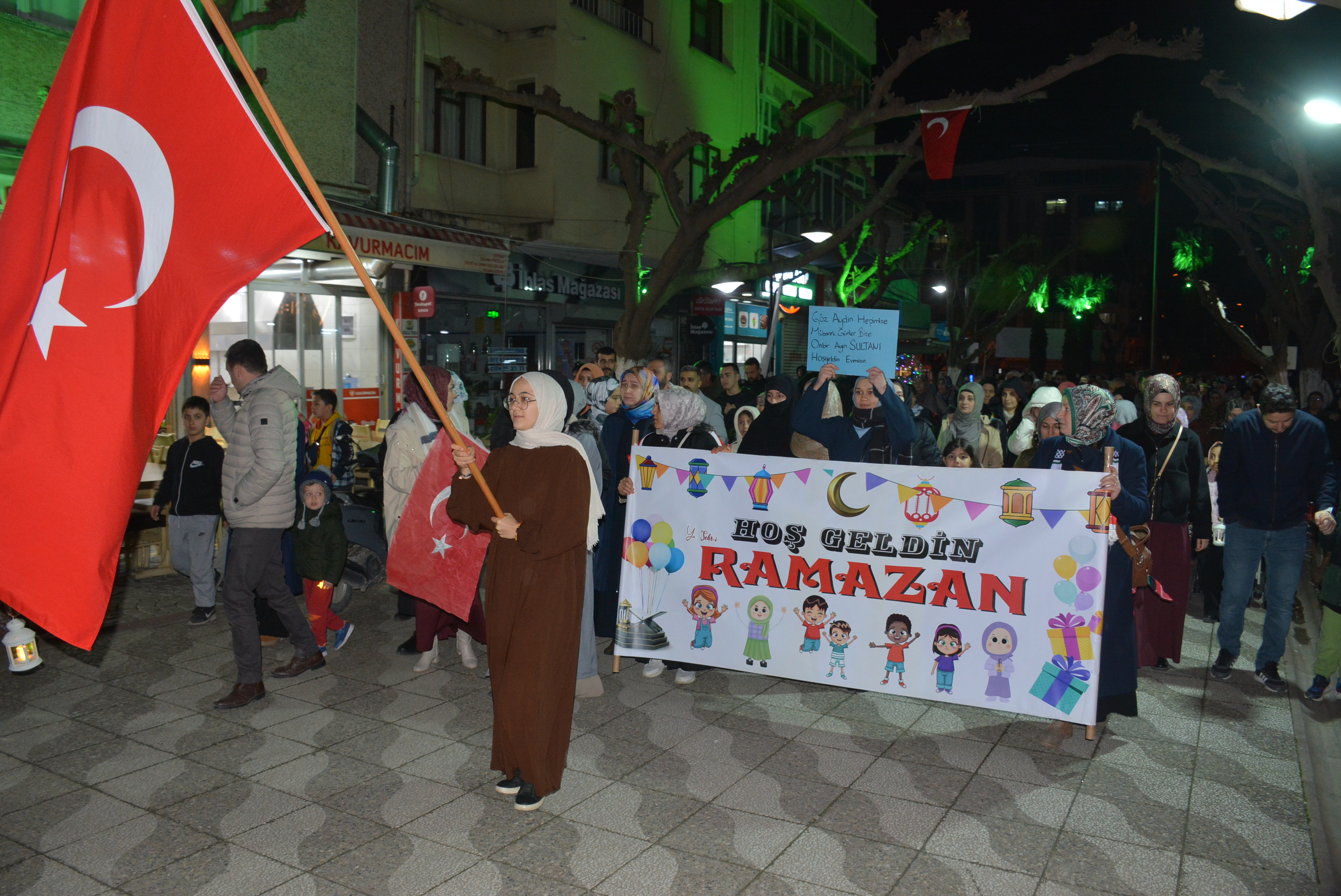 Incirliovada Ramazan Coskusu Dilek Fenerleri Ucuruldu Yuruyus Yapildi 640248 Afcef60Df891B9Bda951B30B524194A8