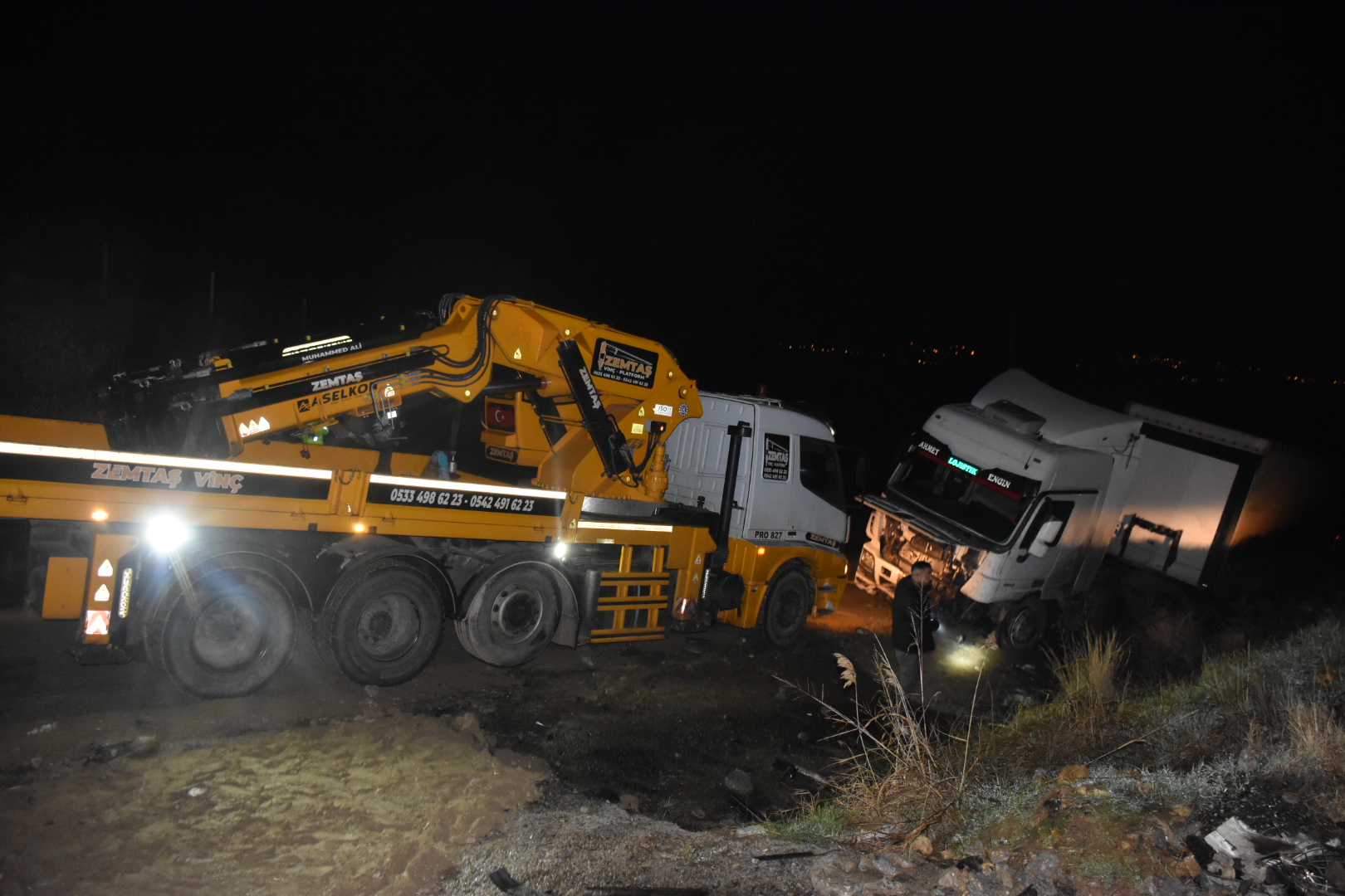 Karacasuda Tir Kurtarma Operasyonu Ekipler Seferber Oldu 637231 Bde23235A985C466864B52Ccf2029F6F