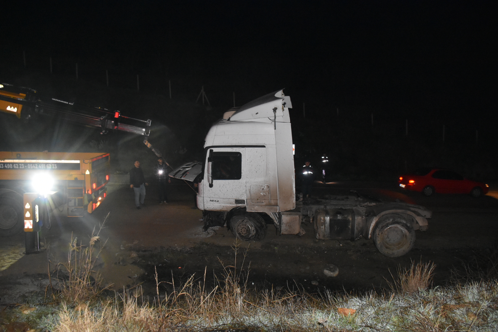 Karacasuda Tir Kurtarma Operasyonu Ekipler Seferber Oldu 637231 Ca341298C46A18D1Cd1Fb00E97Fcc3B7