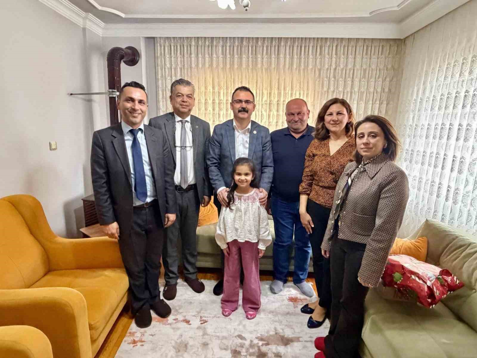 Kaymakam Ates Ogrencilerin Evine Konuk Oldu 57C77C42D60E4E5430C7D0D28D193A43