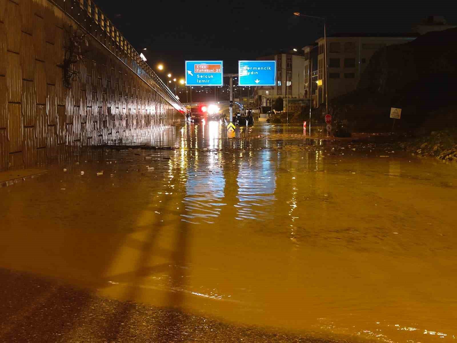 Kusadasi Belediyesi Ekipleri Yagmurun Ilk Anindan Itibaren Sahadaydi 8Eed76E5Ebd122462363Eb065D47D004