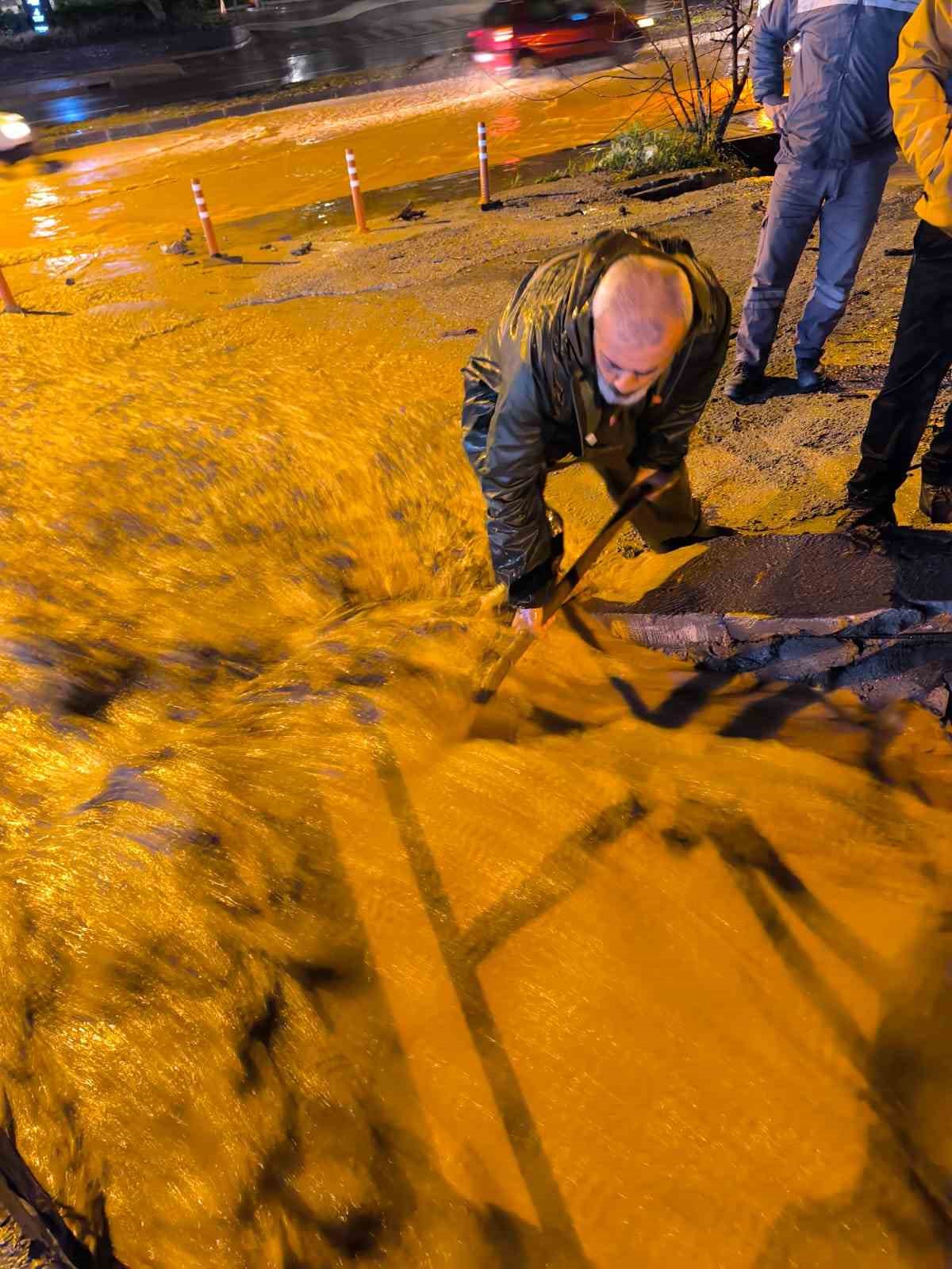 Kusadasi Belediyesi Ekipleri Yagmurun Ilk Anindan Itibaren Sahadaydi 8Fcb76D588A2F03A790Fde318Ca1A409