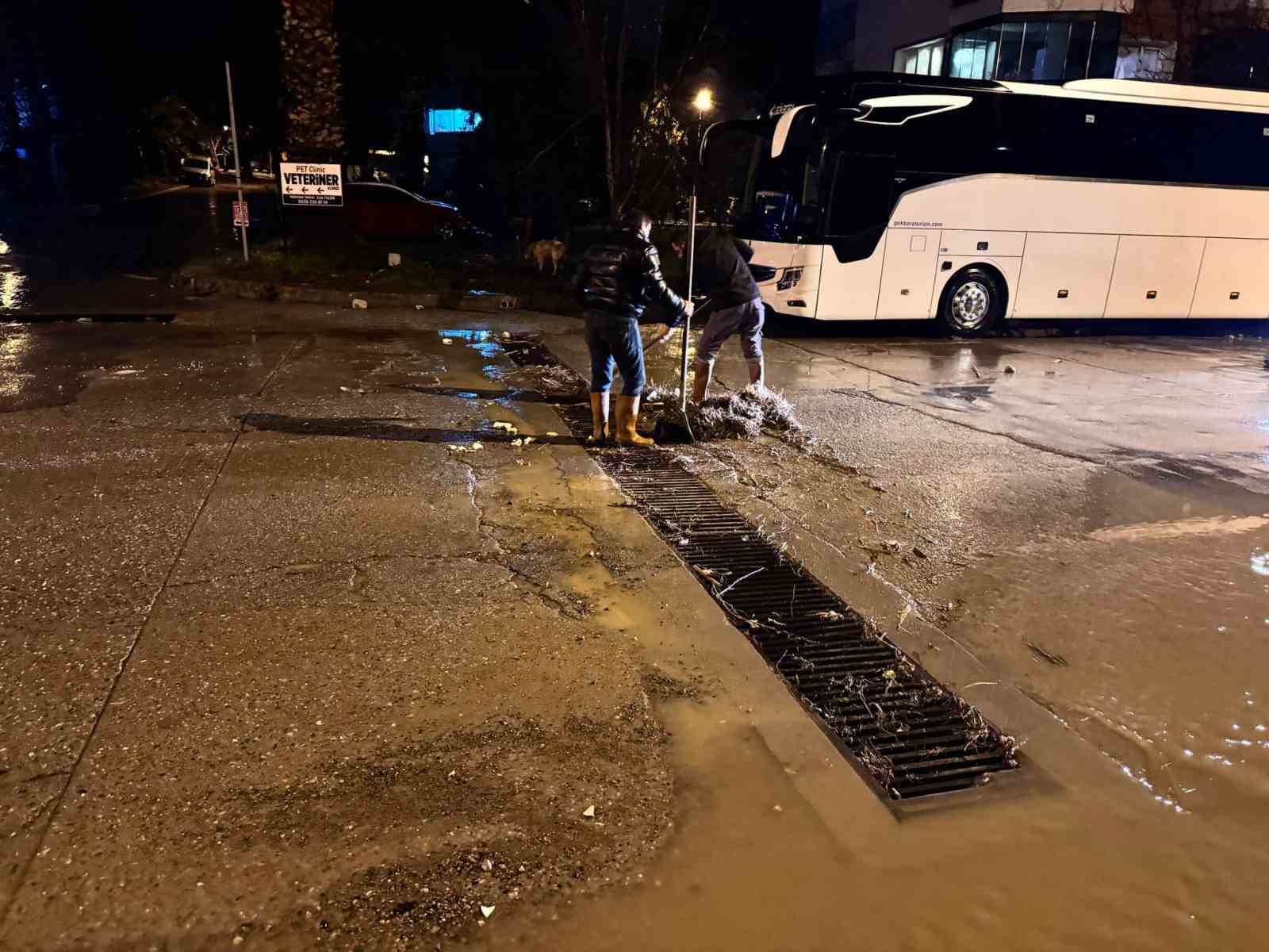 Kusadasi Belediyesi Ekipleri Yagmurun Ilk Anindan Itibaren Sahadaydi Ba24883A73D3A0D8E4A6B4979D50Ac05